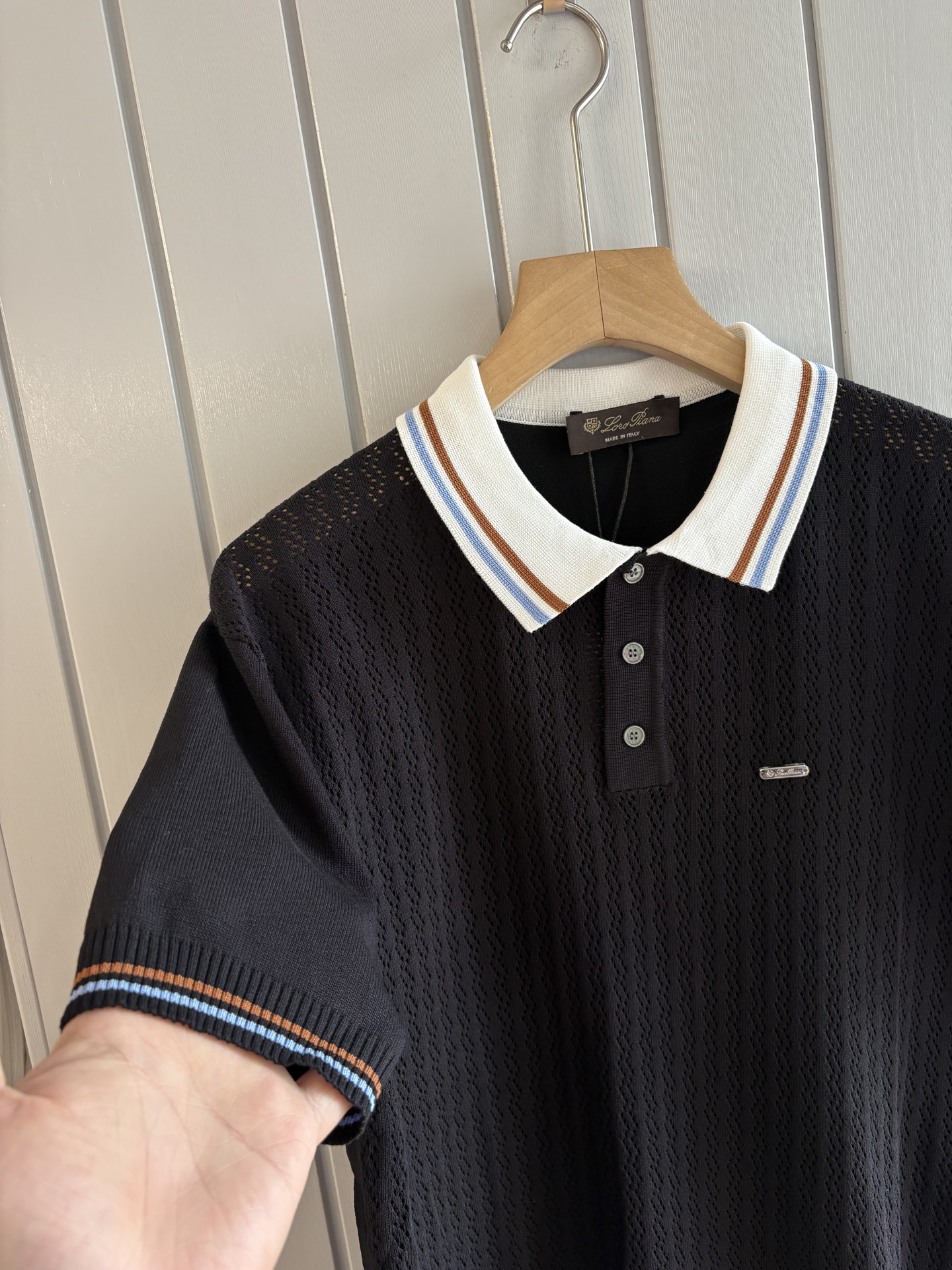 耗时王”菱形提花设计甄选超细优质纱线翻领短袖男士典藏款「耗时王」圆领奢雅工艺，触肤即高阶。• 匠心底蕴：