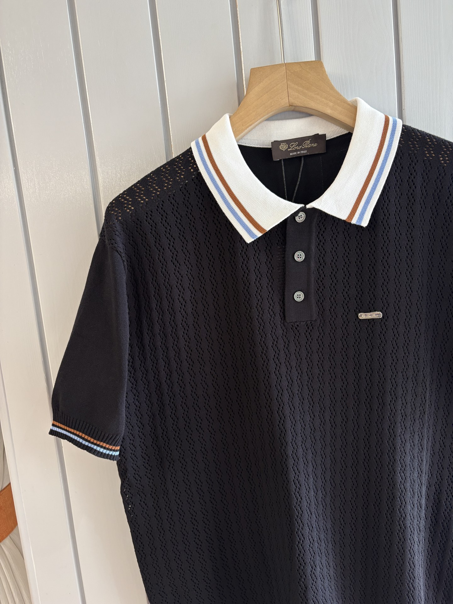 耗时王”菱形提花设计甄选超细优质纱线翻领短袖男士典藏款「耗时王」圆领奢雅工艺，触肤即高阶。• 匠心底蕴：