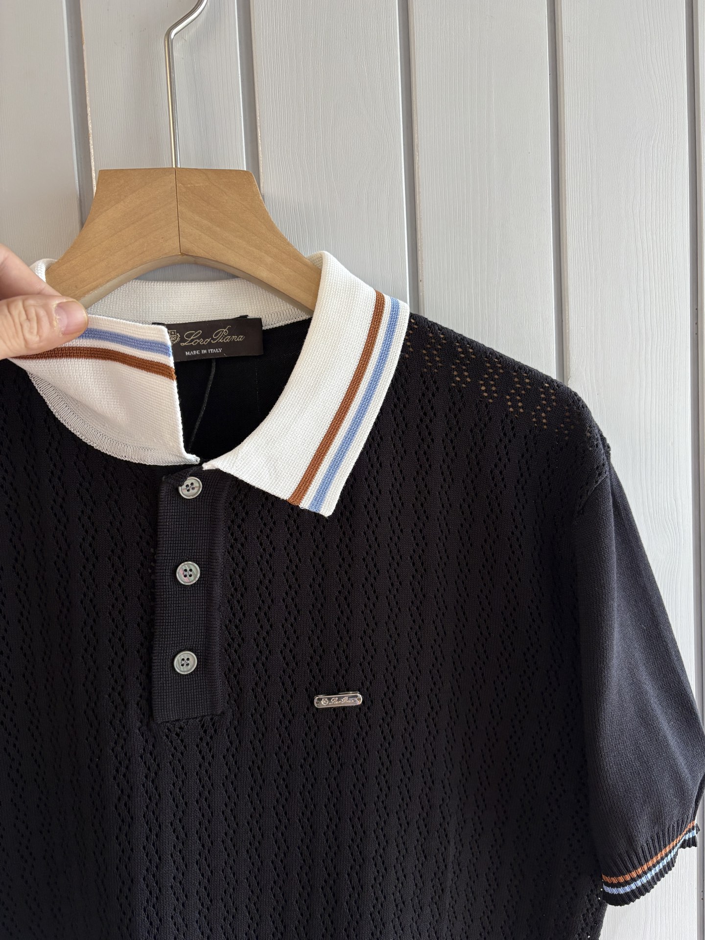 耗时王”菱形提花设计甄选超细优质纱线翻领短袖男士典藏款「耗时王」圆领奢雅工艺，触肤即高阶。• 匠心底蕴：