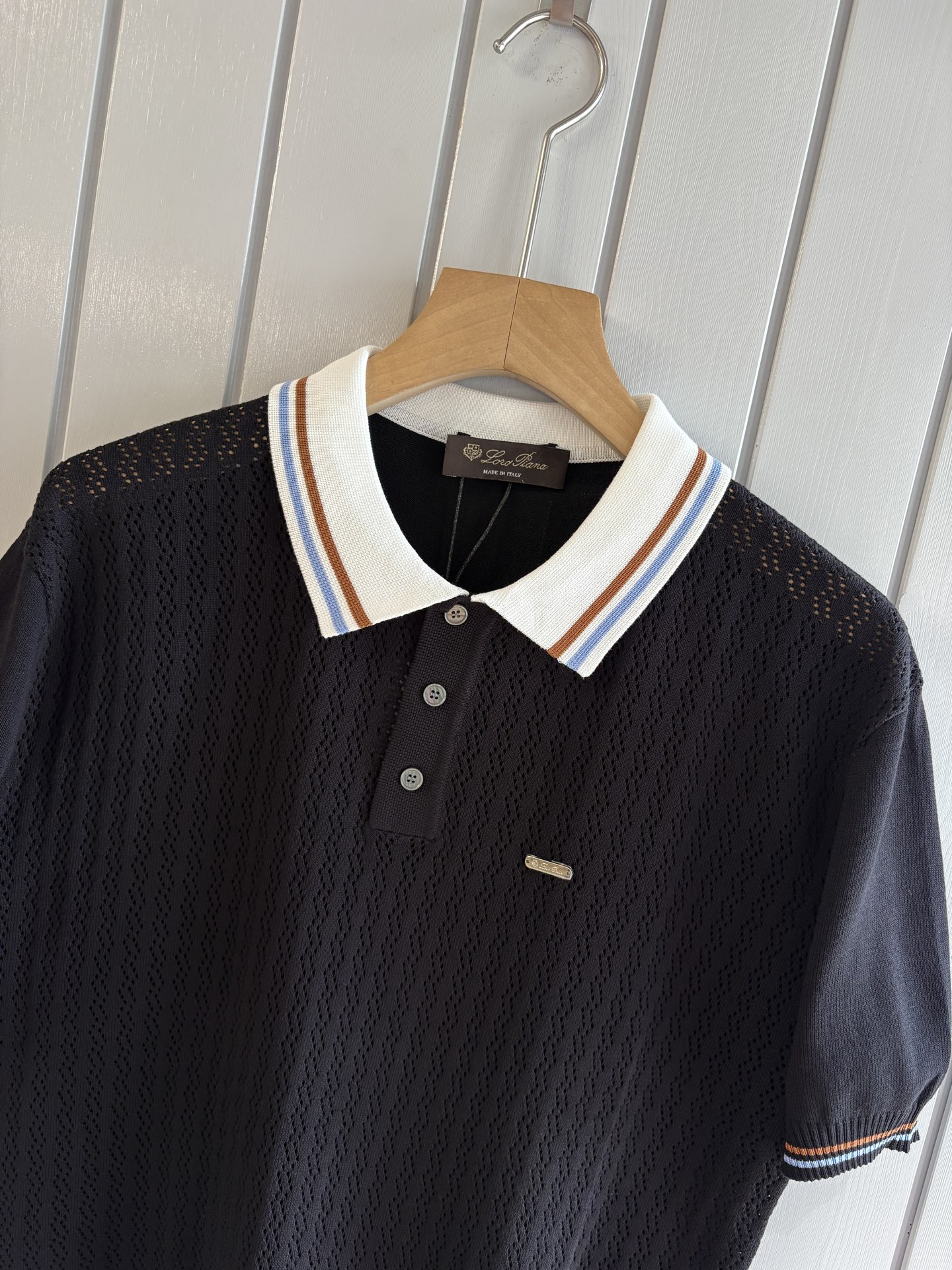 耗时王”菱形提花设计甄选超细优质纱线翻领短袖男士典藏款「耗时王」圆领奢雅工艺，触肤即高阶。• 匠心底蕴：