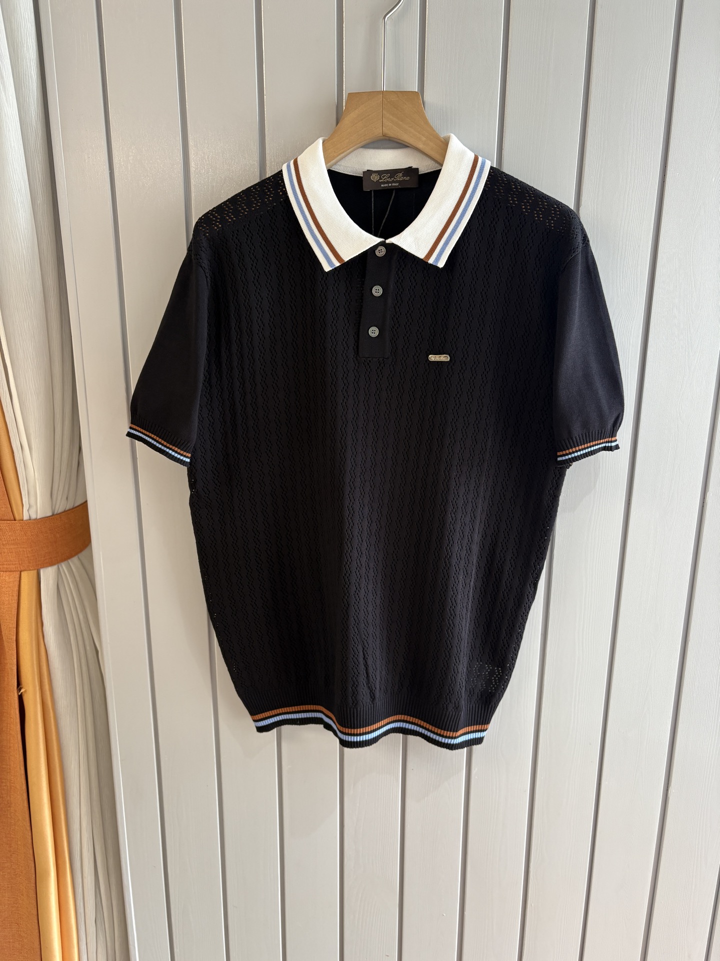 耗时王”菱形提花设计甄选超细优质纱线翻领短袖男士典藏款「耗时王」圆领奢雅工艺，触肤即高阶。• 匠心底蕴：