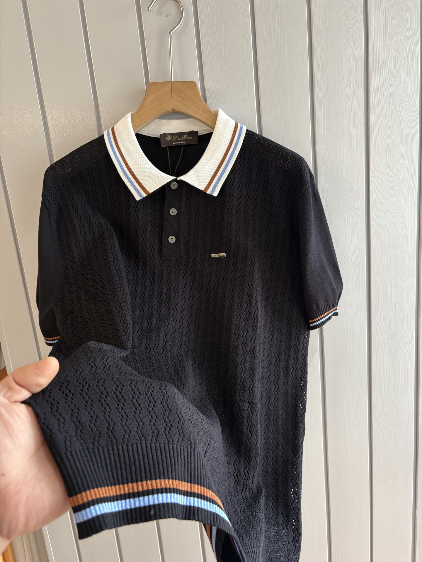 耗时王”菱形提花设计甄选超细优质纱线翻领短袖男士典藏款「耗时王」圆领奢雅工艺，触肤即高阶。• 匠心底蕴：