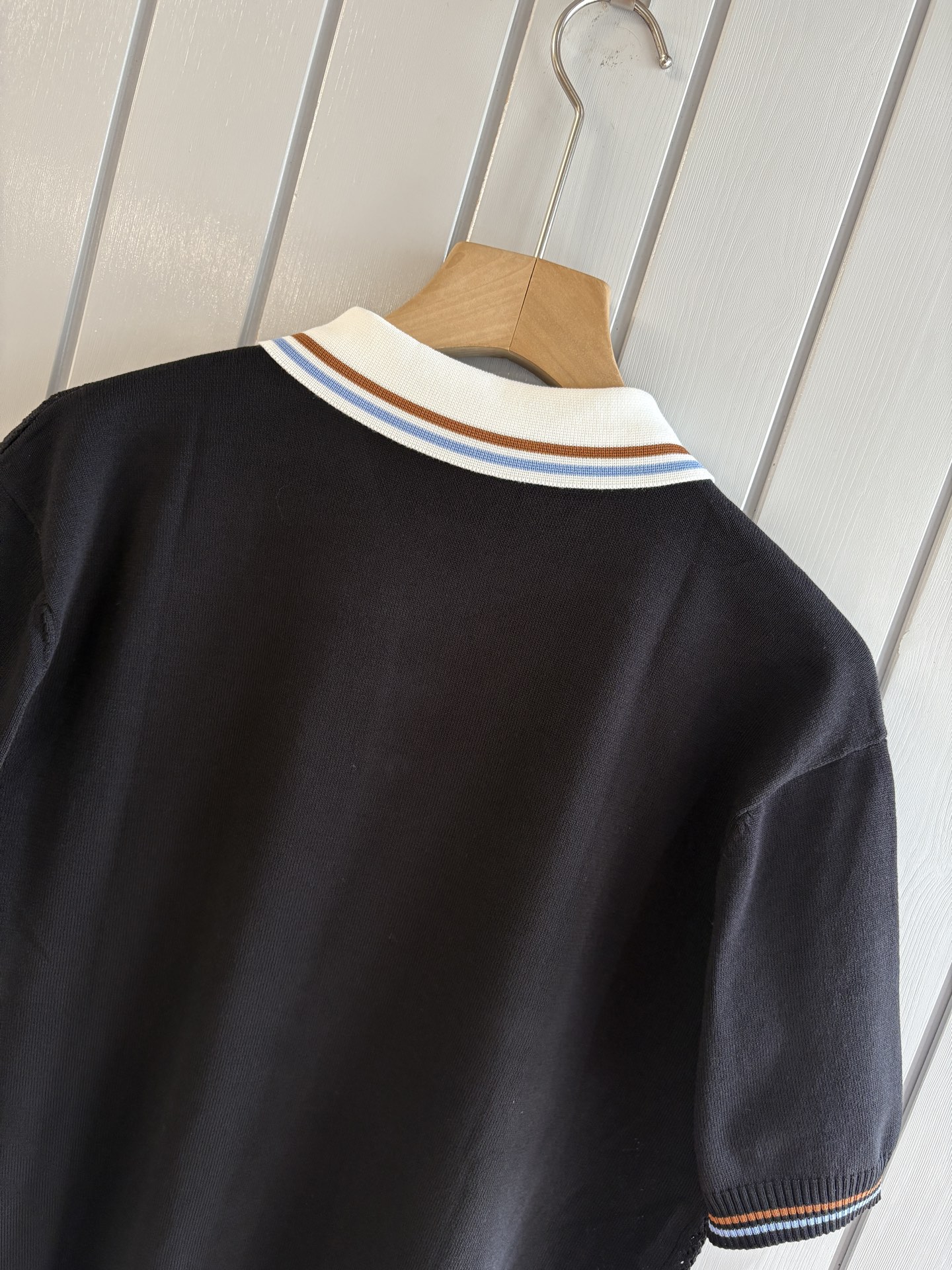 耗时王”菱形提花设计甄选超细优质纱线翻领短袖男士典藏款「耗时王」圆领奢雅工艺，触肤即高阶。• 匠心底蕴：