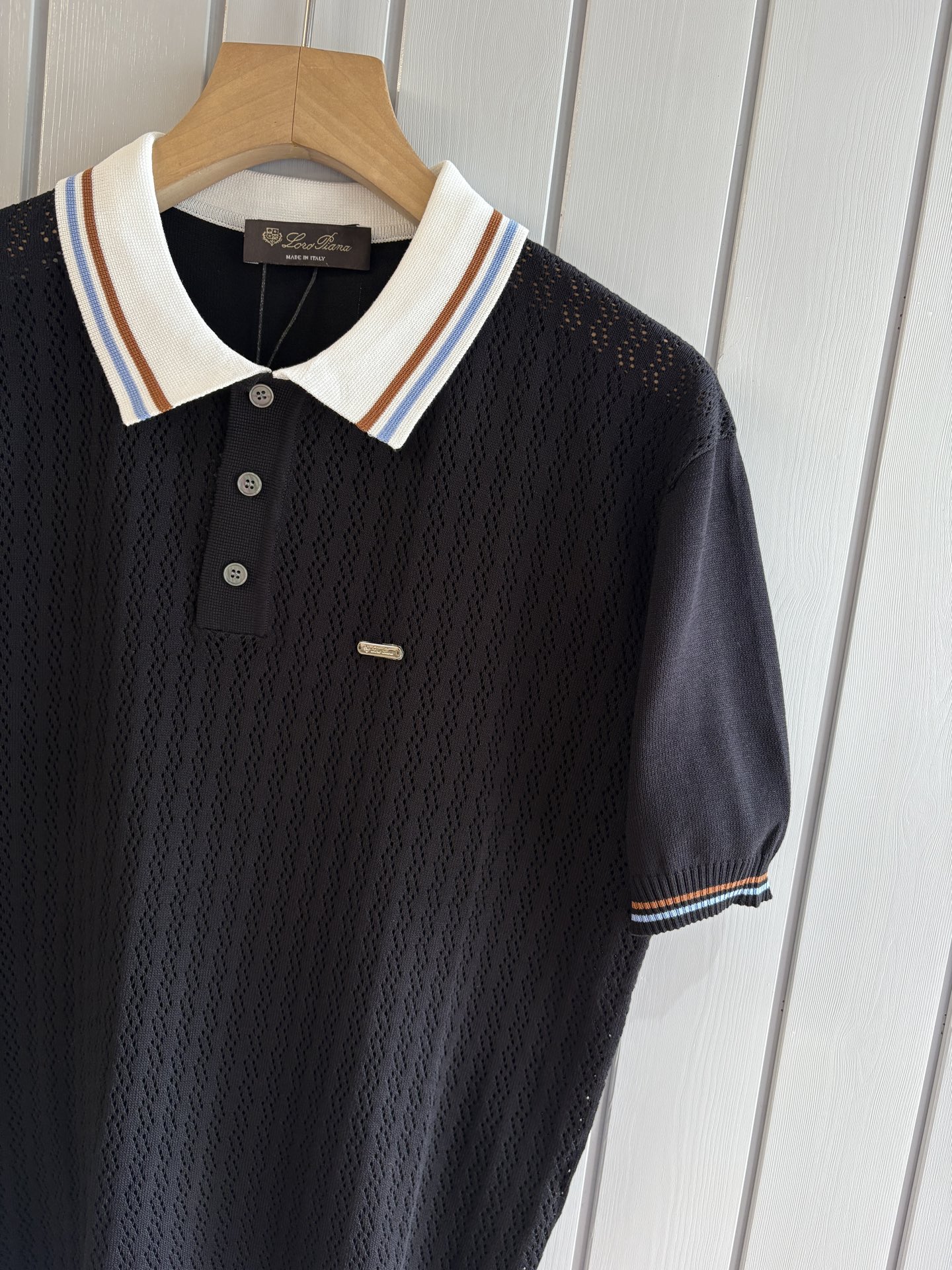 耗时王”菱形提花设计甄选超细优质纱线翻领短袖男士典藏款「耗时王」圆领奢雅工艺，触肤即高阶。• 匠心底蕴：