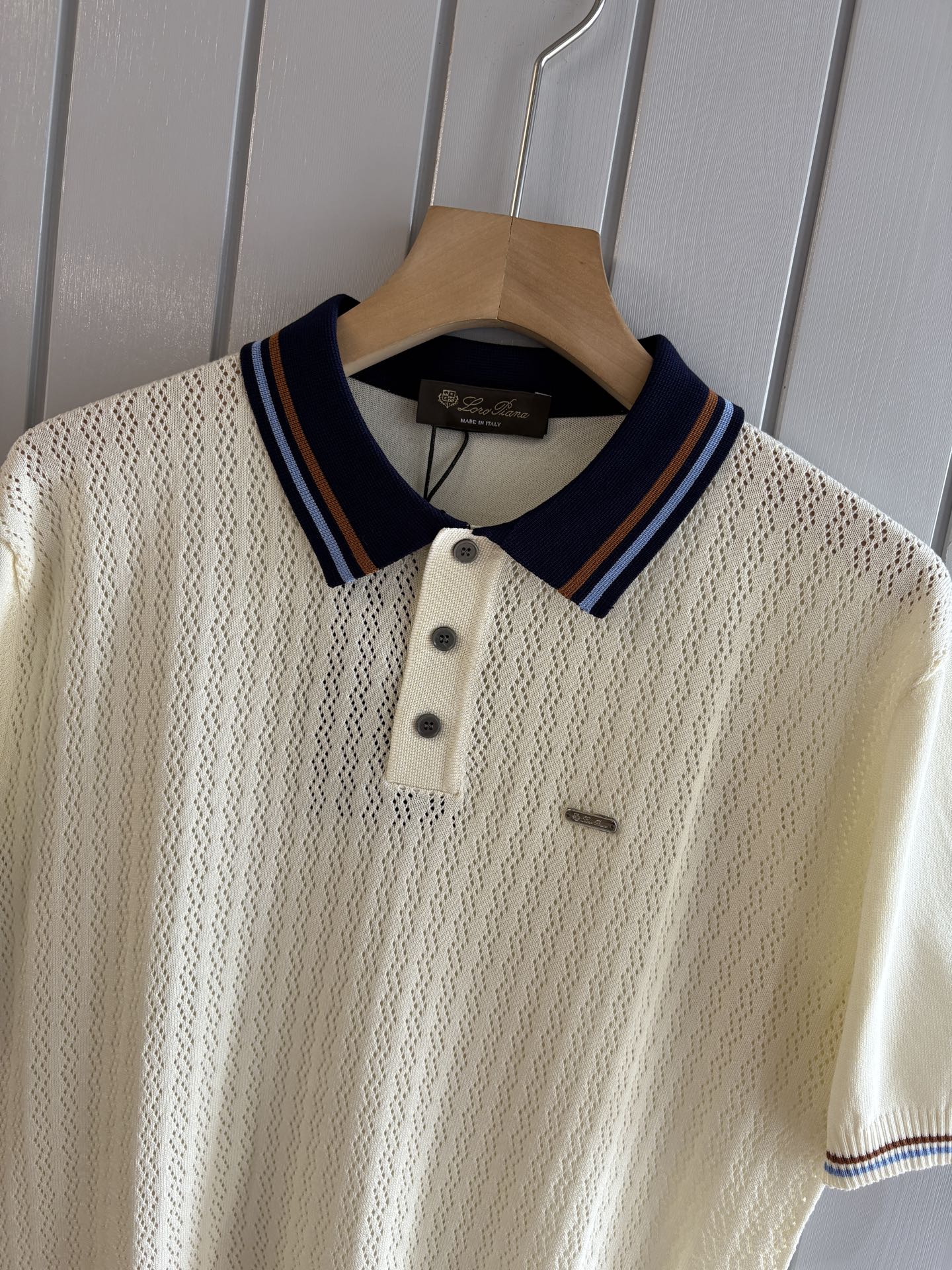 耗时王”菱形提花设计甄选超细优质纱线翻领短袖男士典藏款「耗时王」圆领奢雅工艺，触肤即高阶。• 匠心底蕴：