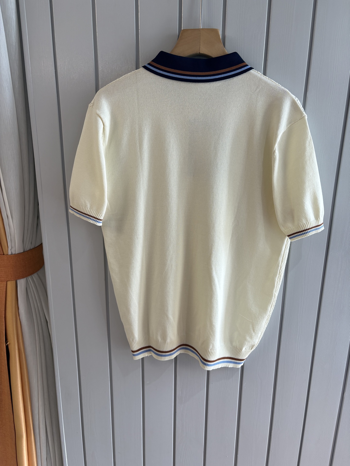 耗时王”菱形提花设计甄选超细优质纱线翻领短袖男士典藏款「耗时王」圆领奢雅工艺，触肤即高阶。• 匠心底蕴：