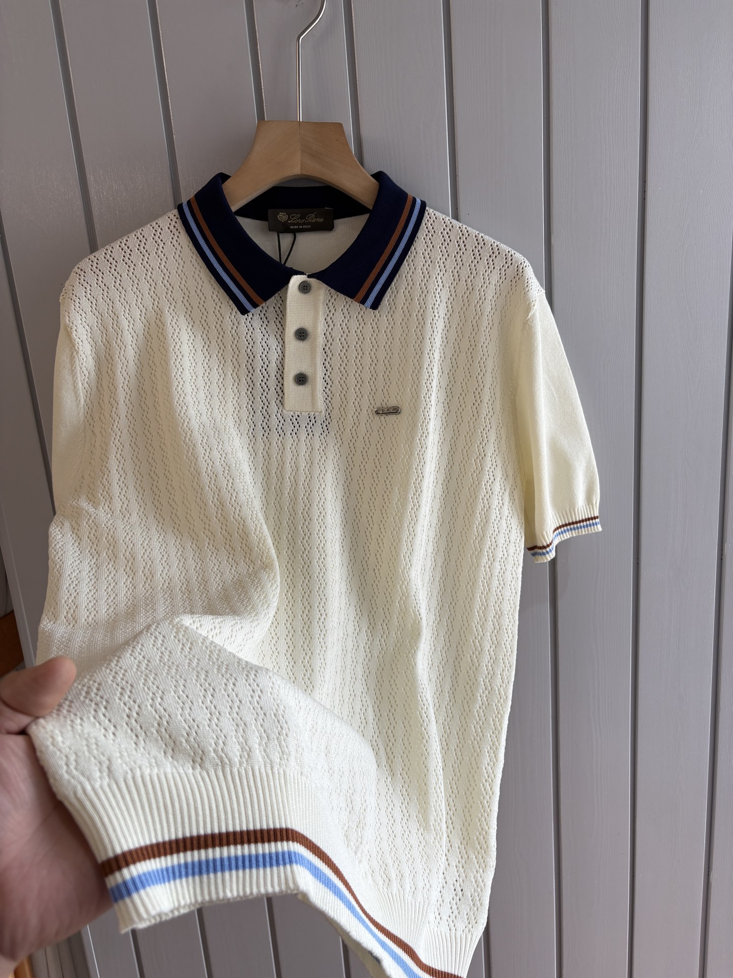 耗时王”菱形提花设计甄选超细优质纱线翻领短袖男士典藏款「耗时王」圆领奢雅工艺，触肤即高阶。• 匠心底蕴：