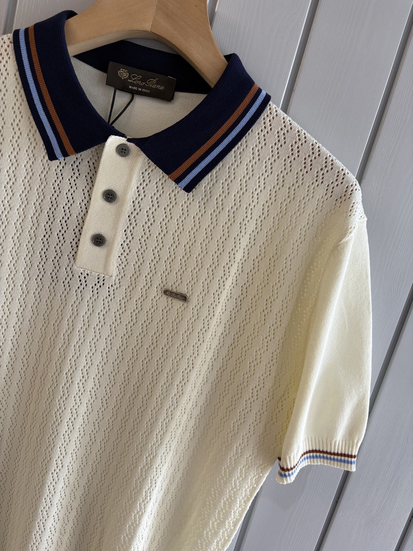 耗时王”菱形提花设计甄选超细优质纱线翻领短袖男士典藏款「耗时王」圆领奢雅工艺，触肤即高阶。• 匠心底蕴：