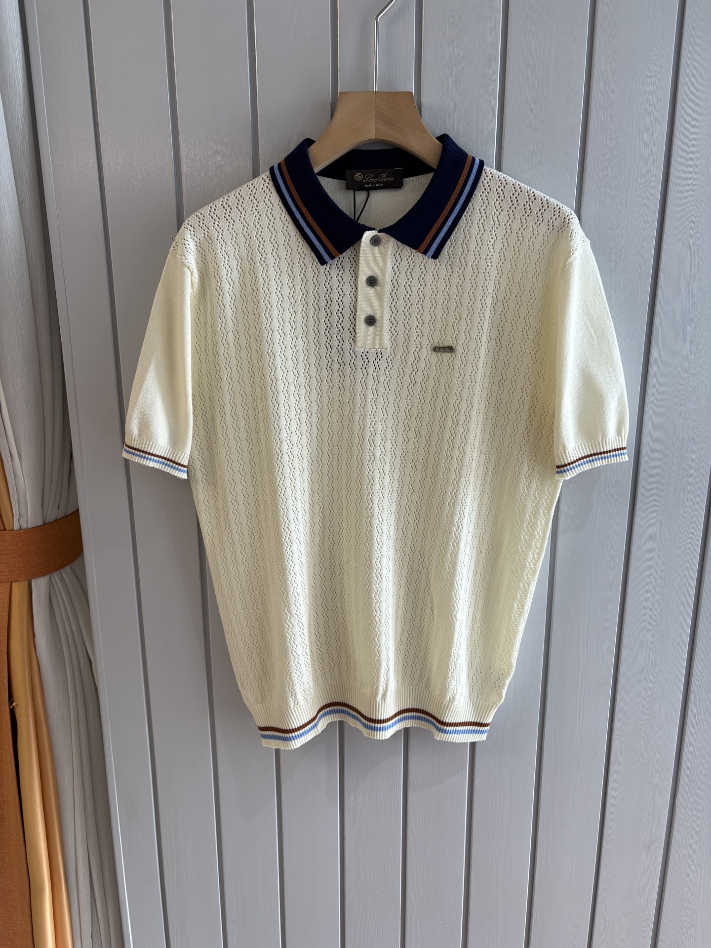 耗时王”菱形提花设计甄选超细优质纱线翻领短袖男士典藏款「耗时王」圆领奢雅工艺，触肤即高阶。• 匠心底蕴：