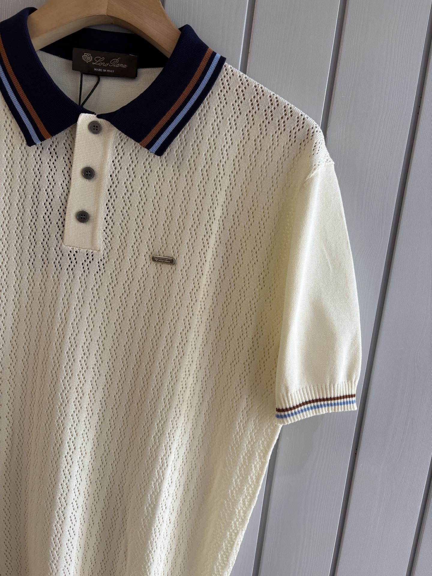 耗时王”菱形提花设计甄选超细优质纱线翻领短袖男士典藏款「耗时王」圆领奢雅工艺，触肤即高阶。• 匠心底蕴：