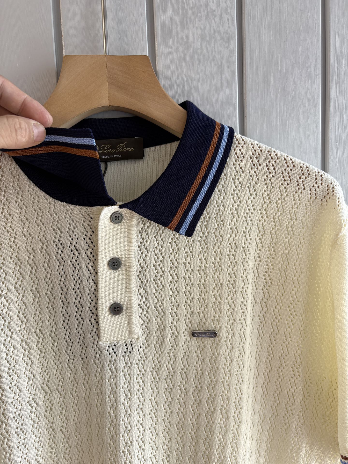 耗时王”菱形提花设计甄选超细优质纱线翻领短袖男士典藏款「耗时王」圆领奢雅工艺，触肤即高阶。• 匠心底蕴：