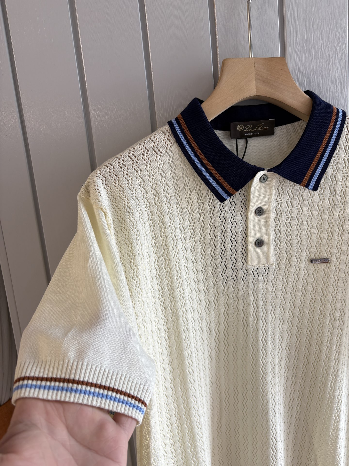 耗时王”菱形提花设计甄选超细优质纱线翻领短袖男士典藏款「耗时王」圆领奢雅工艺，触肤即高阶。• 匠心底蕴：