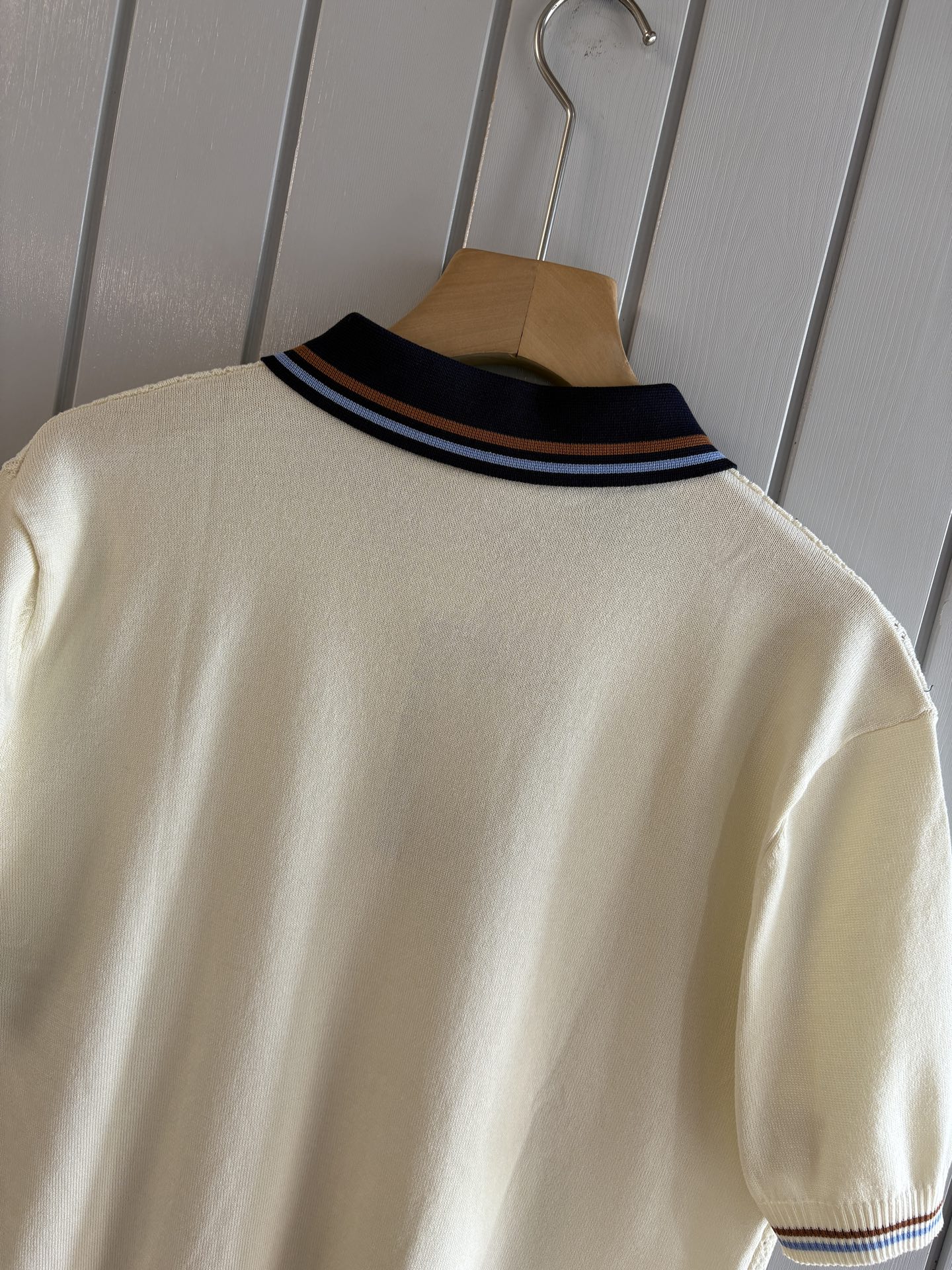 耗时王”菱形提花设计甄选超细优质纱线翻领短袖男士典藏款「耗时王」圆领奢雅工艺，触肤即高阶。• 匠心底蕴：