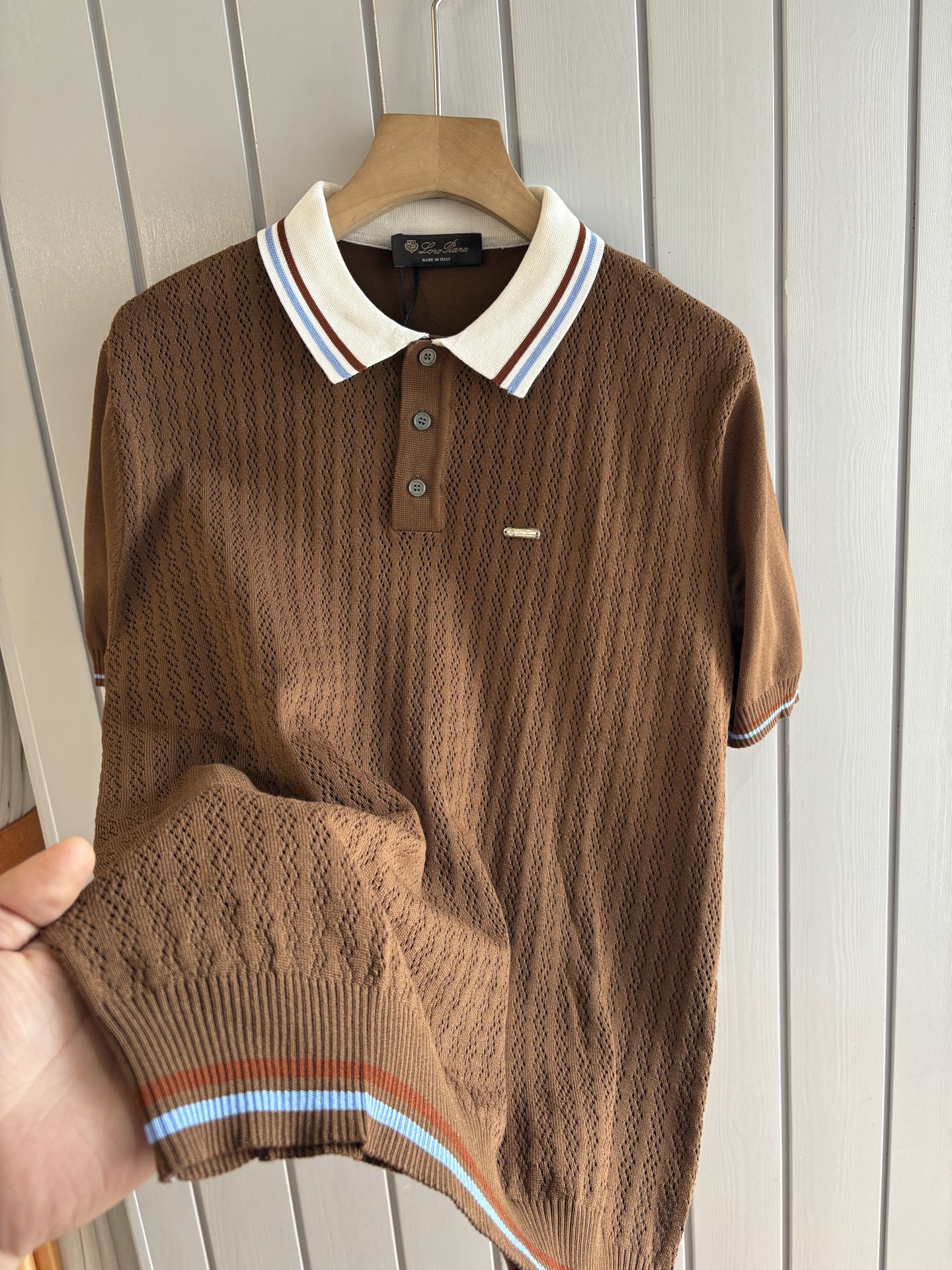 耗时王”菱形提花设计甄选超细优质纱线翻领短袖男士典藏款「耗时王」圆领奢雅工艺，触肤即高阶。• 匠心底蕴：