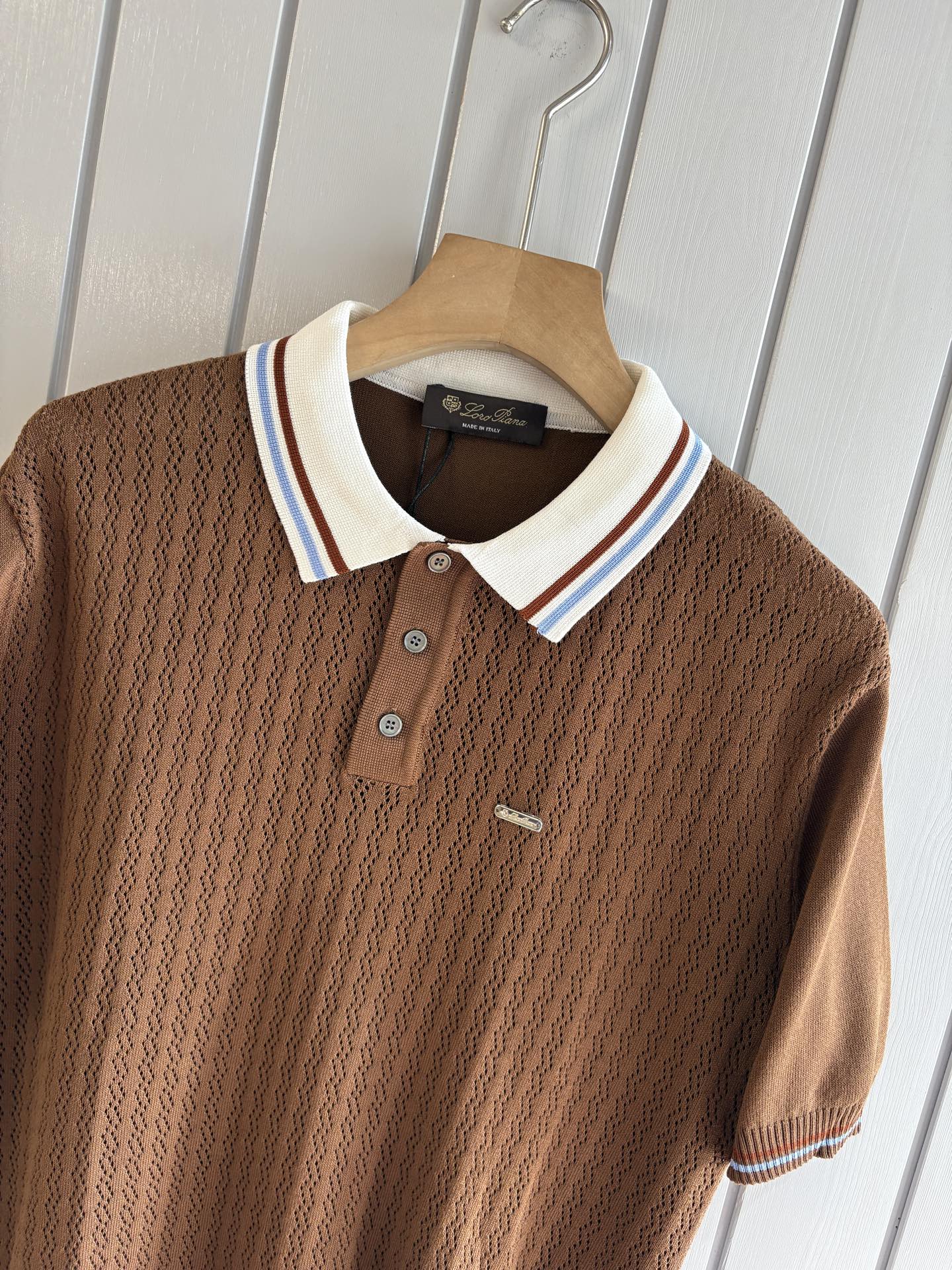 耗时王”菱形提花设计甄选超细优质纱线翻领短袖男士典藏款「耗时王」圆领奢雅工艺，触肤即高阶。• 匠心底蕴：