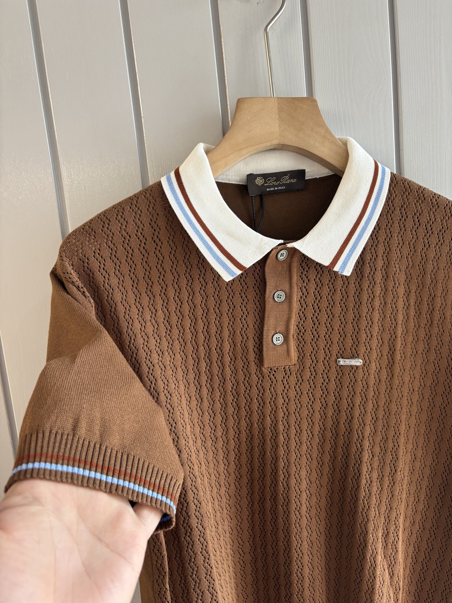 耗时王”菱形提花设计甄选超细优质纱线翻领短袖男士典藏款「耗时王」圆领奢雅工艺，触肤即高阶。• 匠心底蕴：