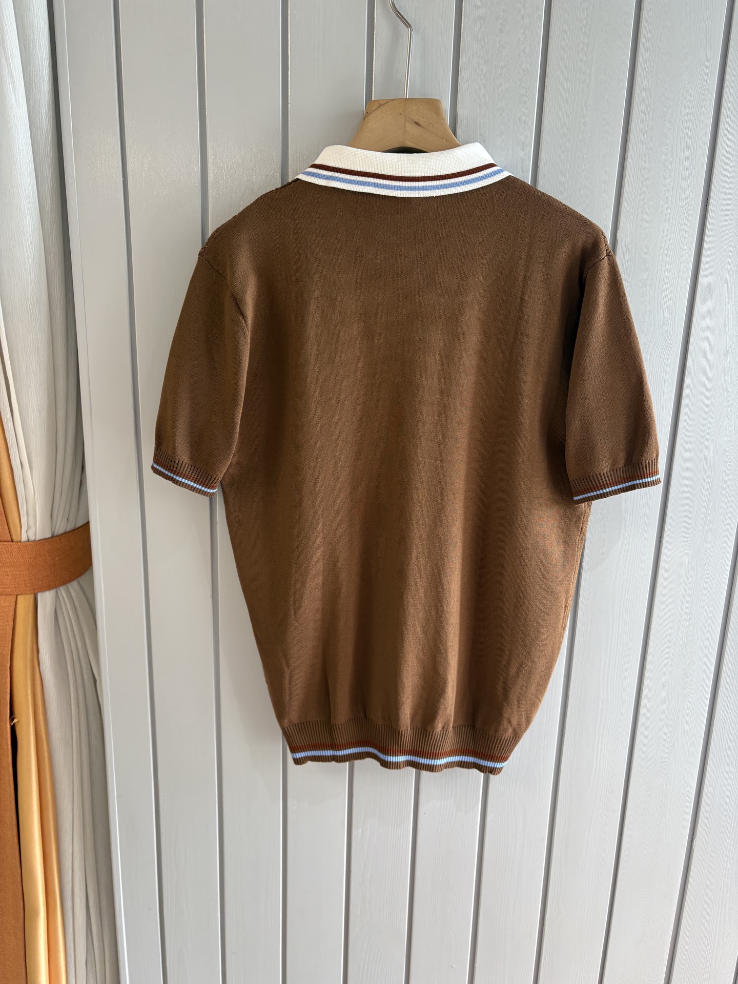 耗时王”菱形提花设计甄选超细优质纱线翻领短袖男士典藏款「耗时王」圆领奢雅工艺，触肤即高阶。• 匠心底蕴：