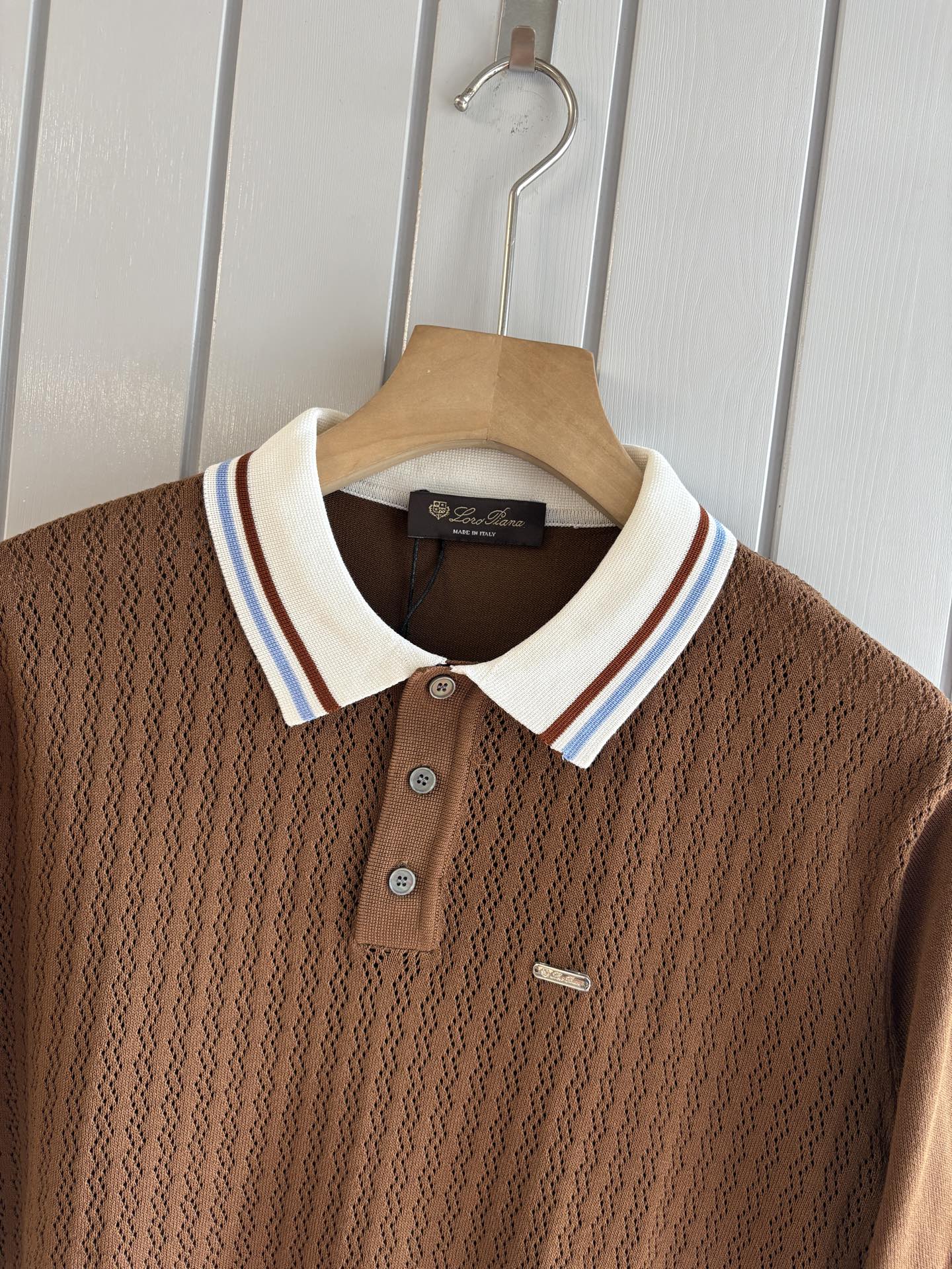 耗时王”菱形提花设计甄选超细优质纱线翻领短袖男士典藏款「耗时王」圆领奢雅工艺，触肤即高阶。• 匠心底蕴：