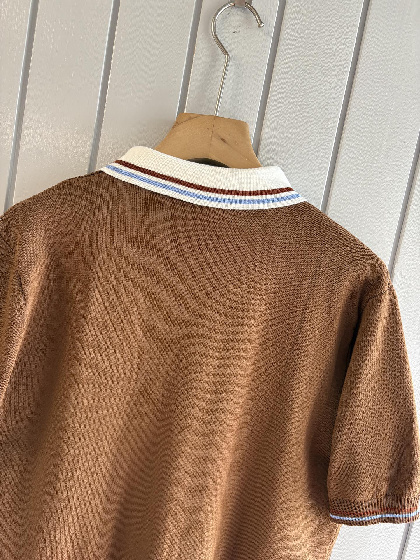 耗时王”菱形提花设计甄选超细优质纱线翻领短袖男士典藏款「耗时王」圆领奢雅工艺，触肤即高阶。• 匠心底蕴：