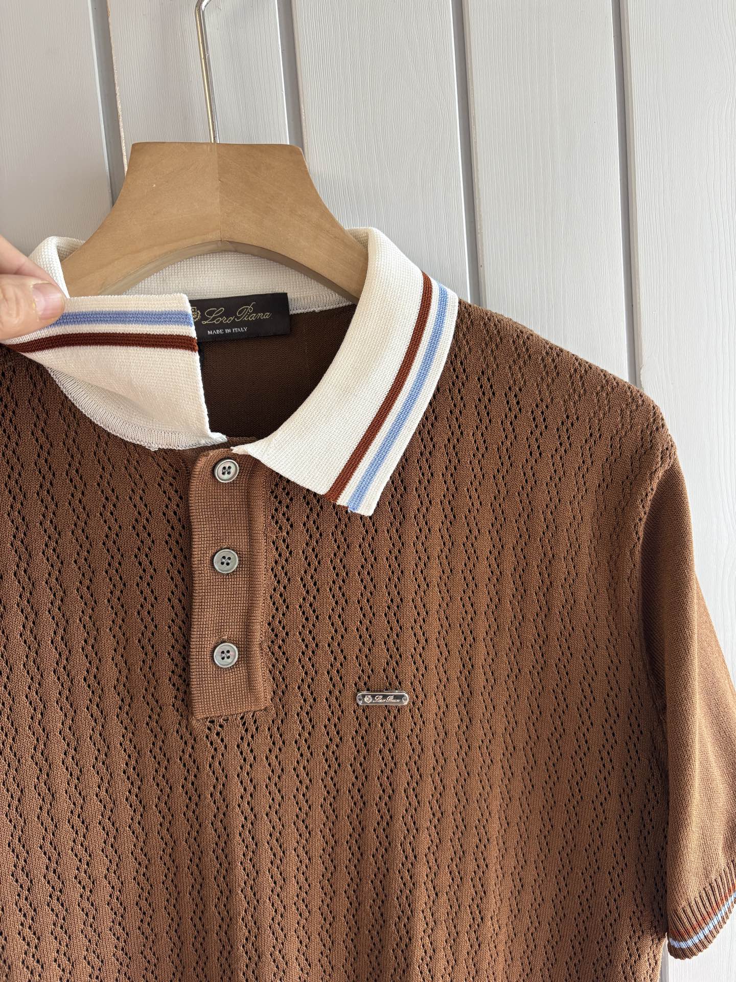 耗时王”菱形提花设计甄选超细优质纱线翻领短袖男士典藏款「耗时王」圆领奢雅工艺，触肤即高阶。• 匠心底蕴：