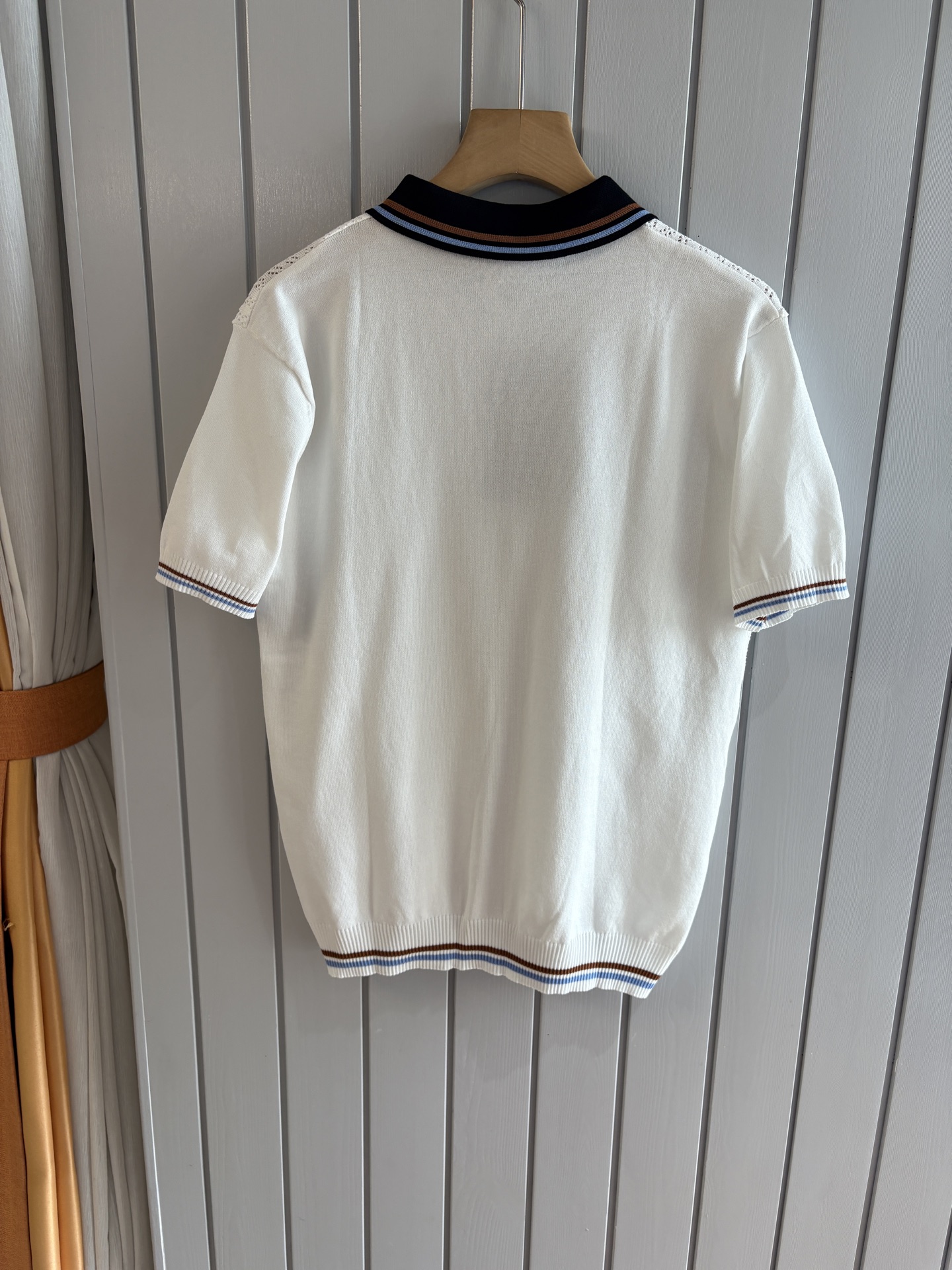 耗时王”菱形提花设计甄选超细优质纱线翻领短袖男士典藏款「耗时王」圆领奢雅工艺，触肤即高阶。• 匠心底蕴：