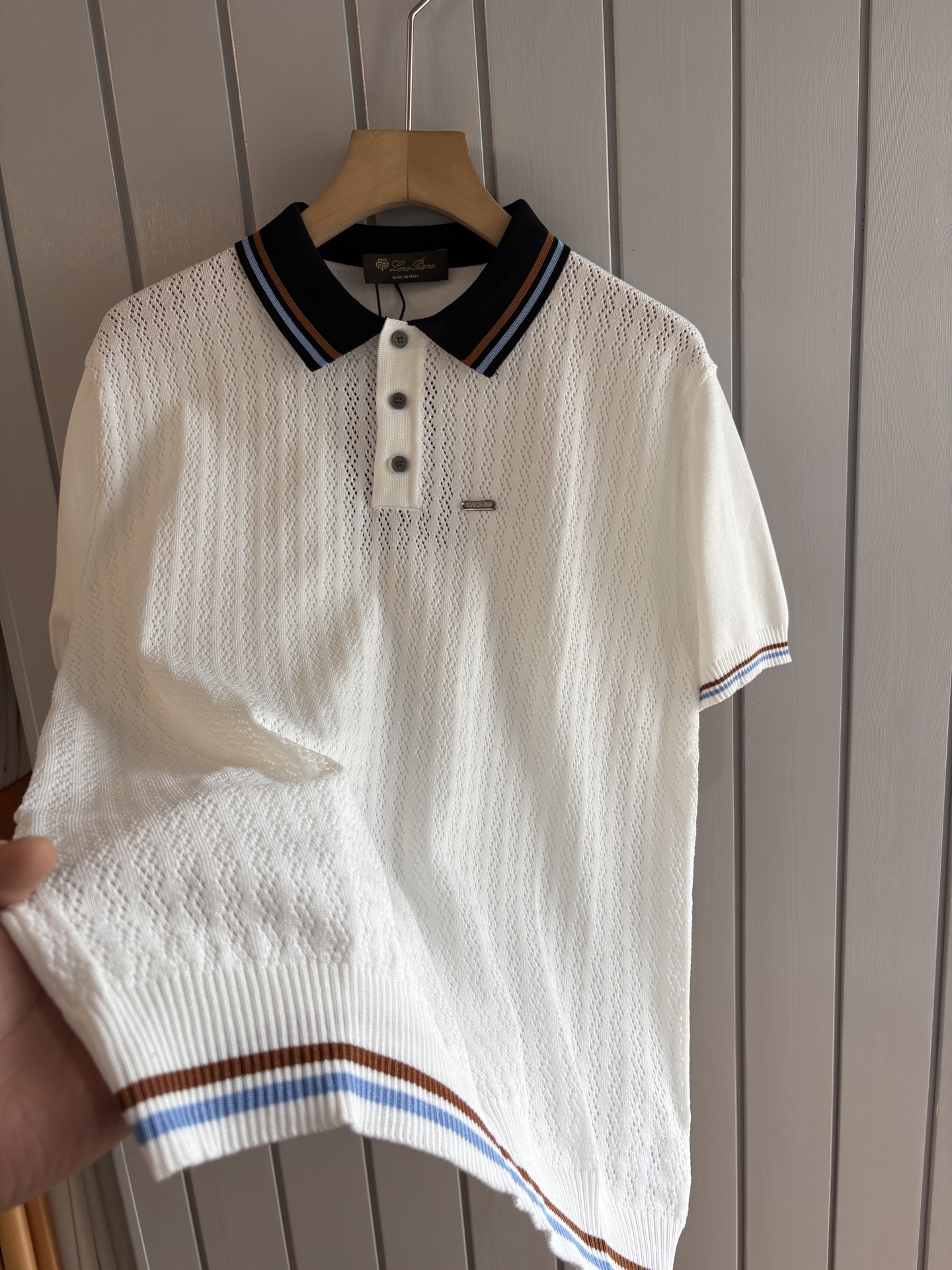 耗时王”菱形提花设计甄选超细优质纱线翻领短袖男士典藏款「耗时王」圆领奢雅工艺，触肤即高阶。• 匠心底蕴：