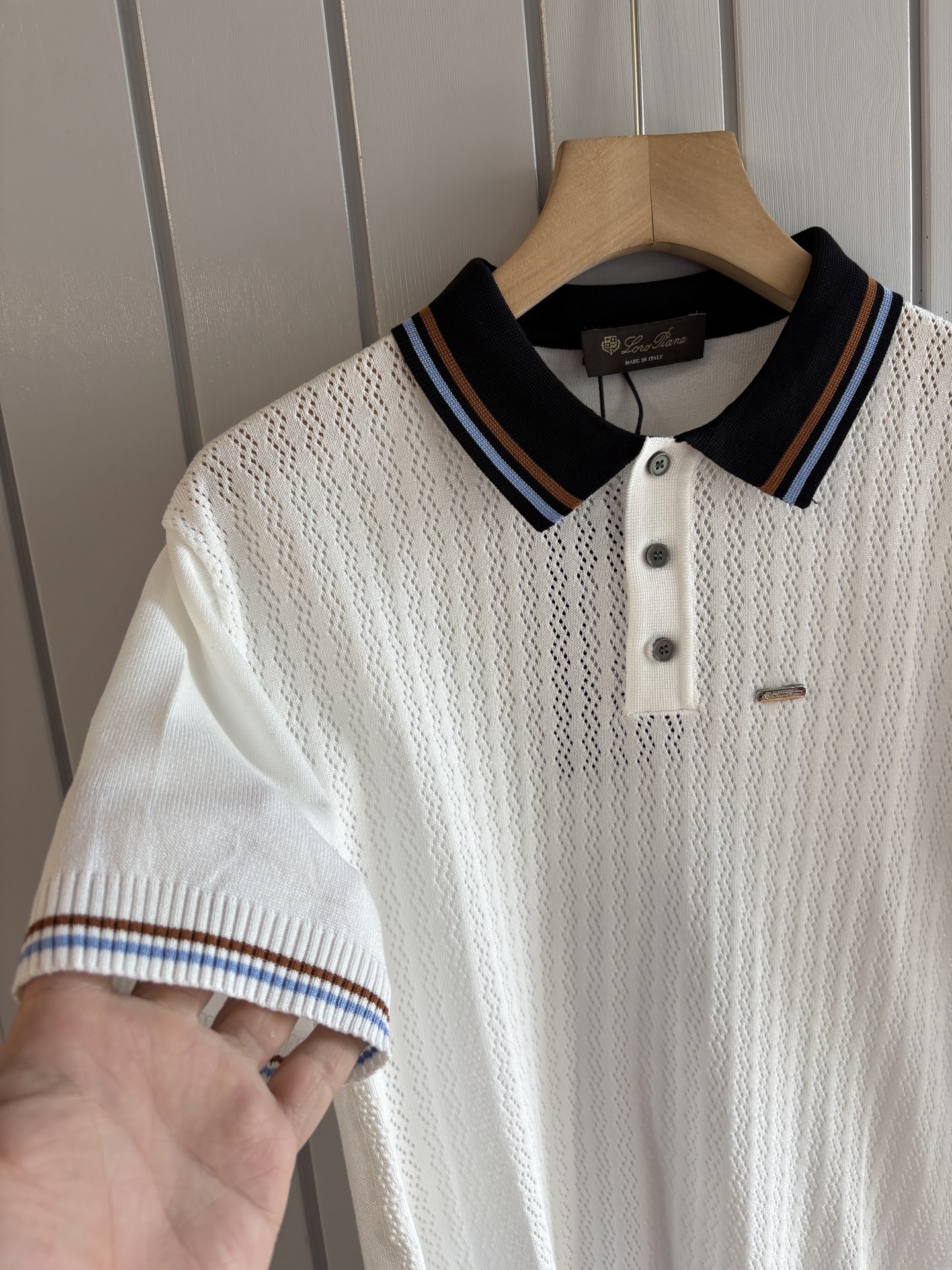 耗时王”菱形提花设计甄选超细优质纱线翻领短袖男士典藏款「耗时王」圆领奢雅工艺，触肤即高阶。• 匠心底蕴：