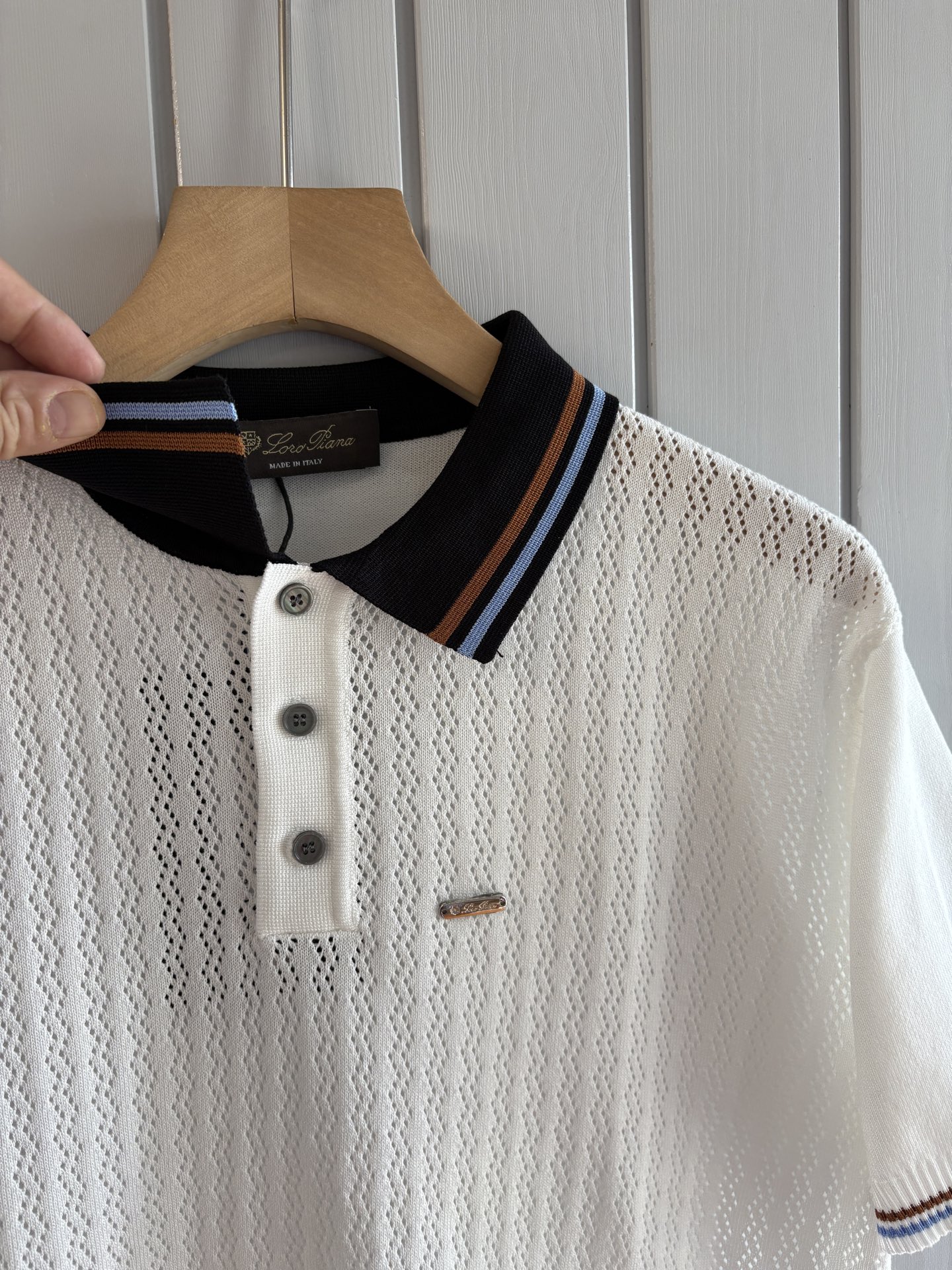 耗时王”菱形提花设计甄选超细优质纱线翻领短袖男士典藏款「耗时王」圆领奢雅工艺，触肤即高阶。• 匠心底蕴：