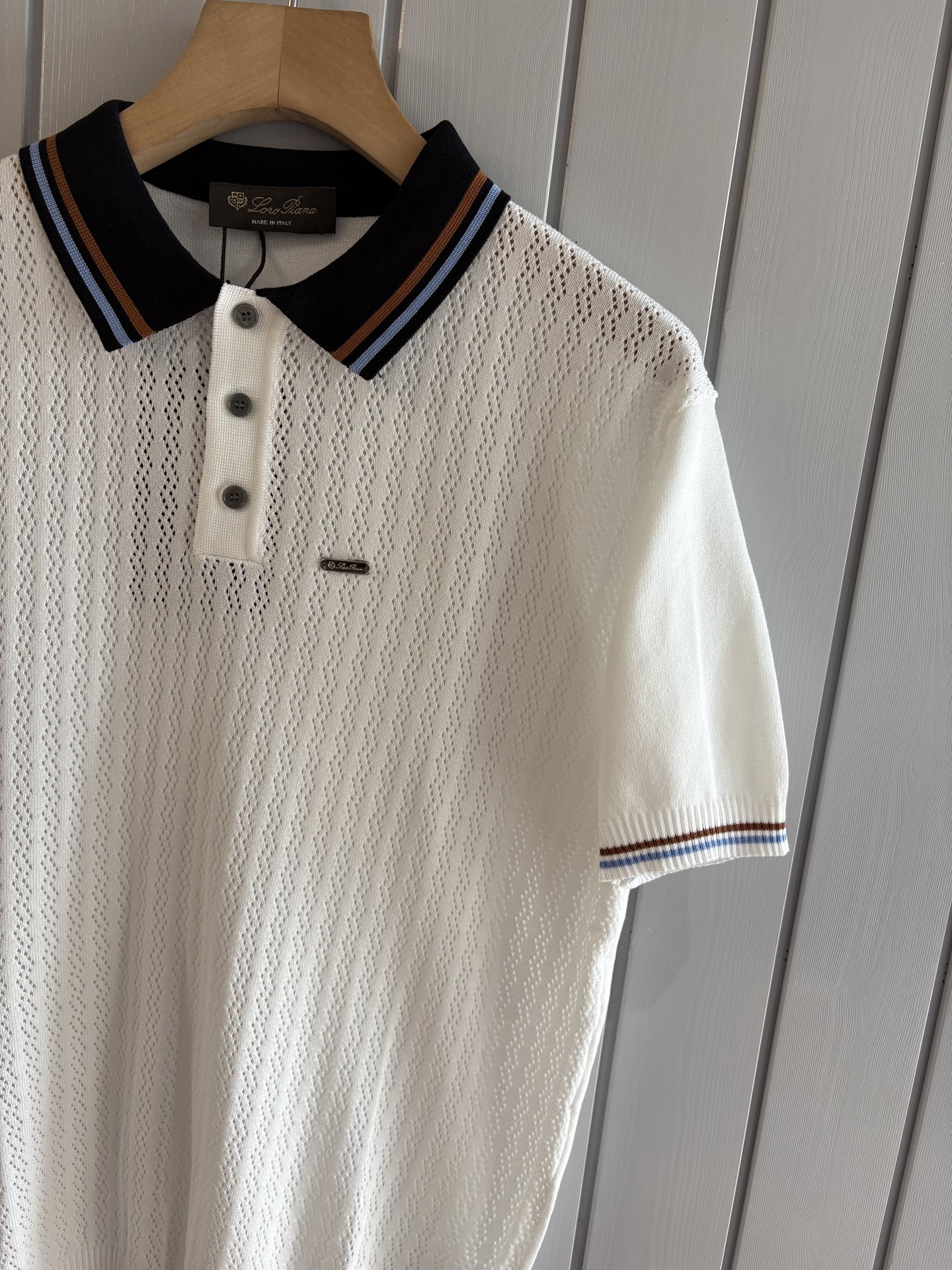 耗时王”菱形提花设计甄选超细优质纱线翻领短袖男士典藏款「耗时王」圆领奢雅工艺，触肤即高阶。• 匠心底蕴：