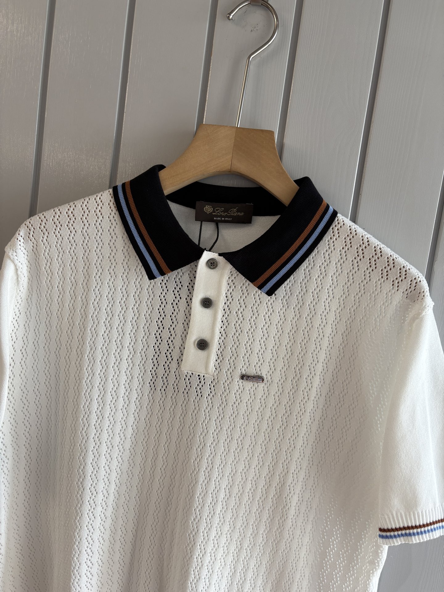 耗时王”菱形提花设计甄选超细优质纱线翻领短袖男士典藏款「耗时王」圆领奢雅工艺，触肤即高阶。• 匠心底蕴：