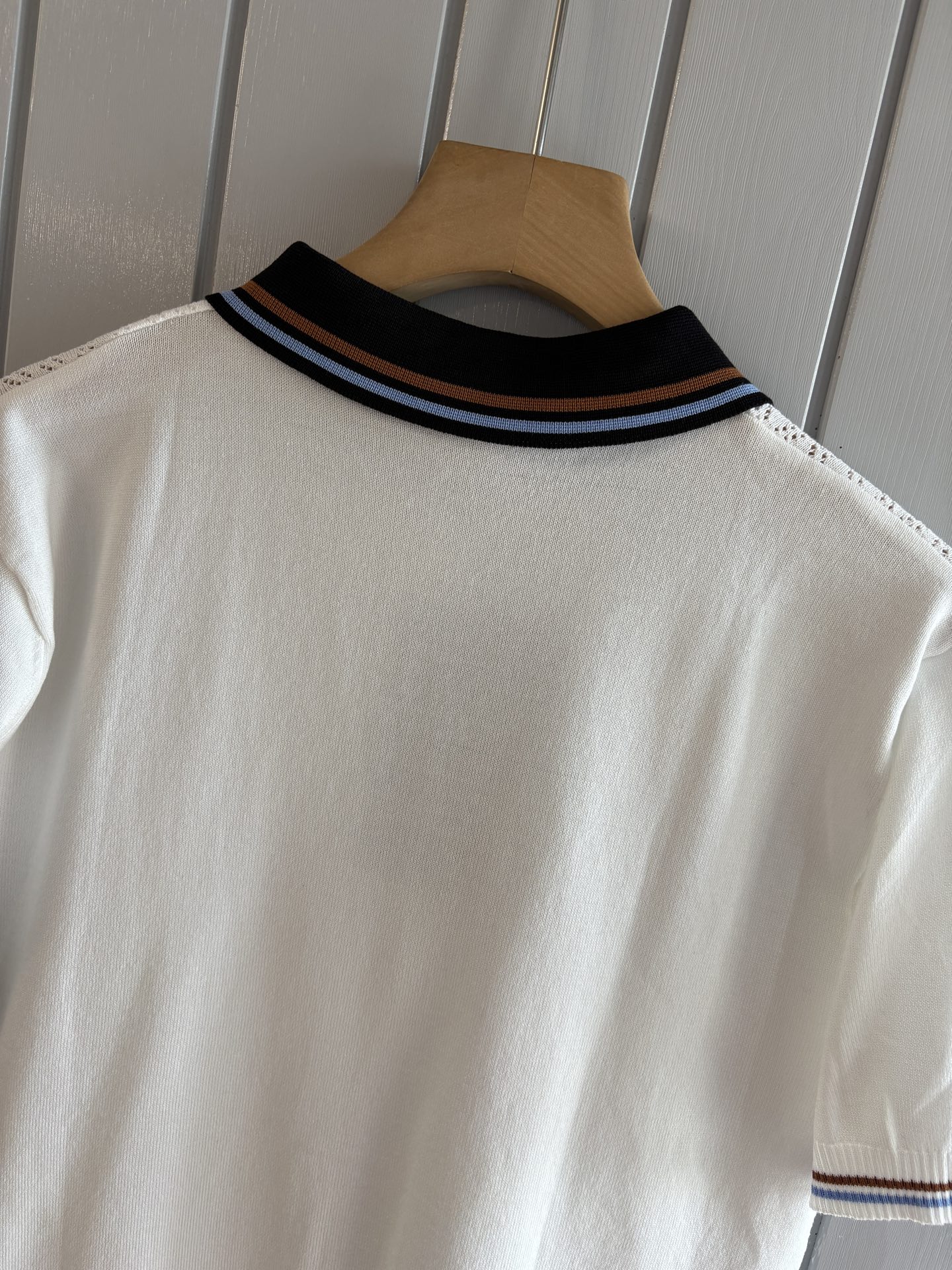 耗时王”菱形提花设计甄选超细优质纱线翻领短袖男士典藏款「耗时王」圆领奢雅工艺，触肤即高阶。• 匠心底蕴：