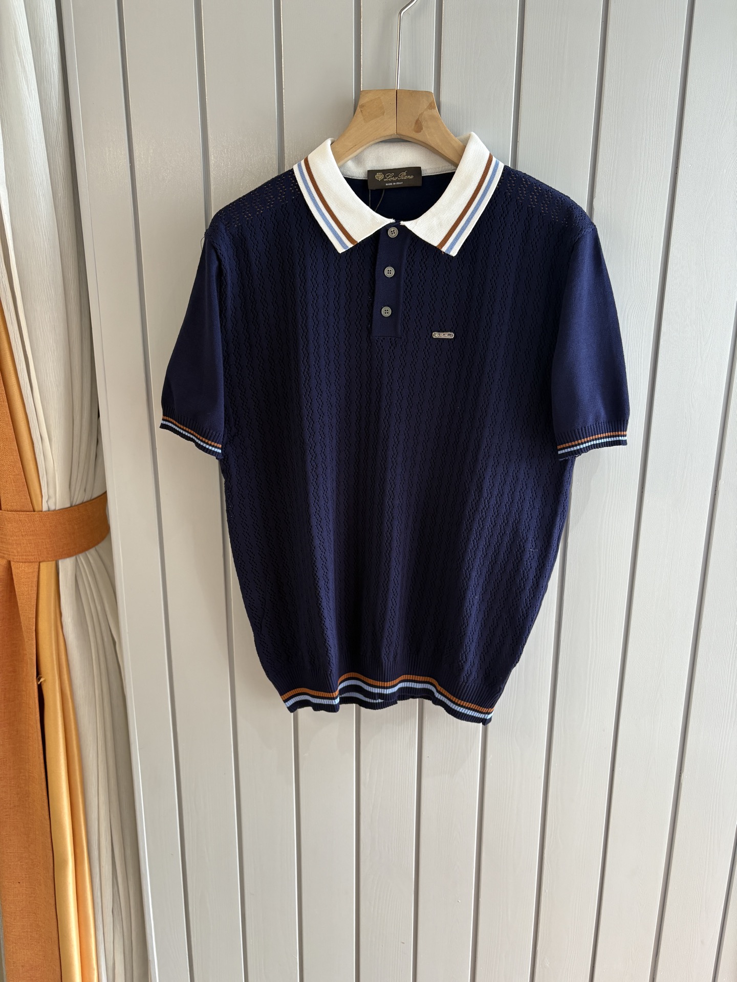 耗时王”菱形提花设计甄选超细优质纱线翻领短袖男士典藏款「耗时王」圆领奢雅工艺，触肤即高阶。• 匠心底蕴：