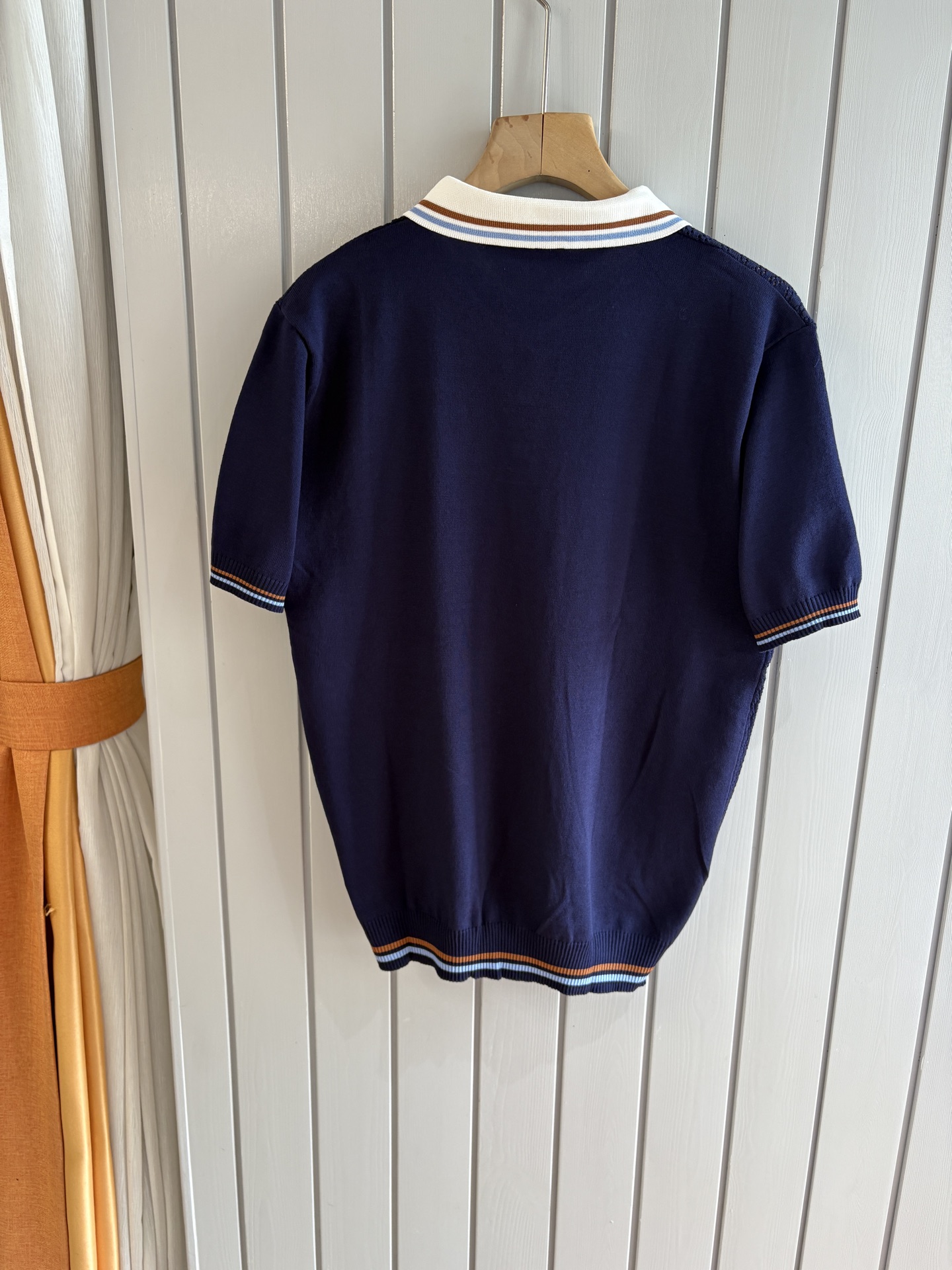 耗时王”菱形提花设计甄选超细优质纱线翻领短袖男士典藏款「耗时王」圆领奢雅工艺，触肤即高阶。• 匠心底蕴：