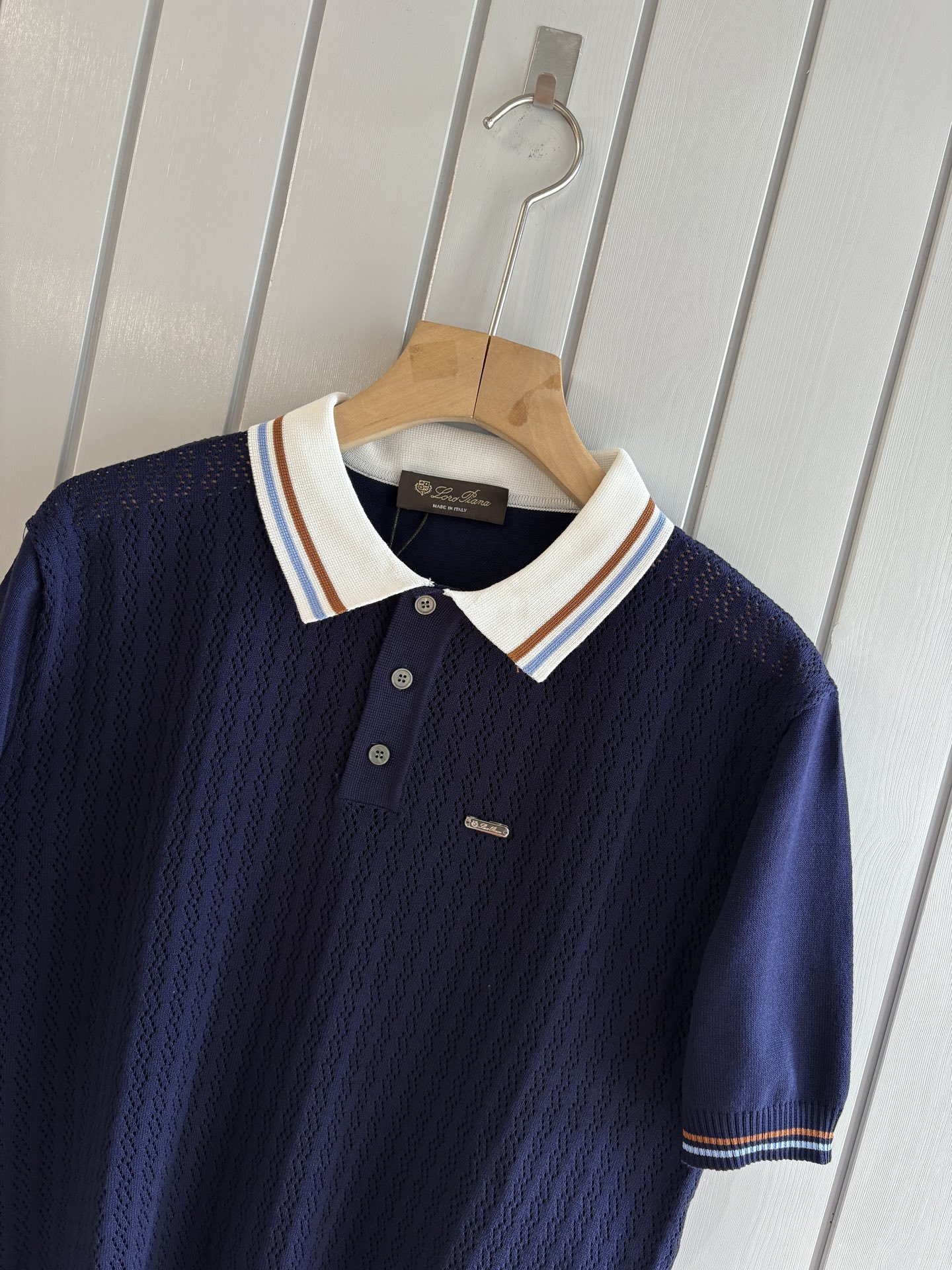 耗时王”菱形提花设计甄选超细优质纱线翻领短袖男士典藏款「耗时王」圆领奢雅工艺，触肤即高阶。• 匠心底蕴：