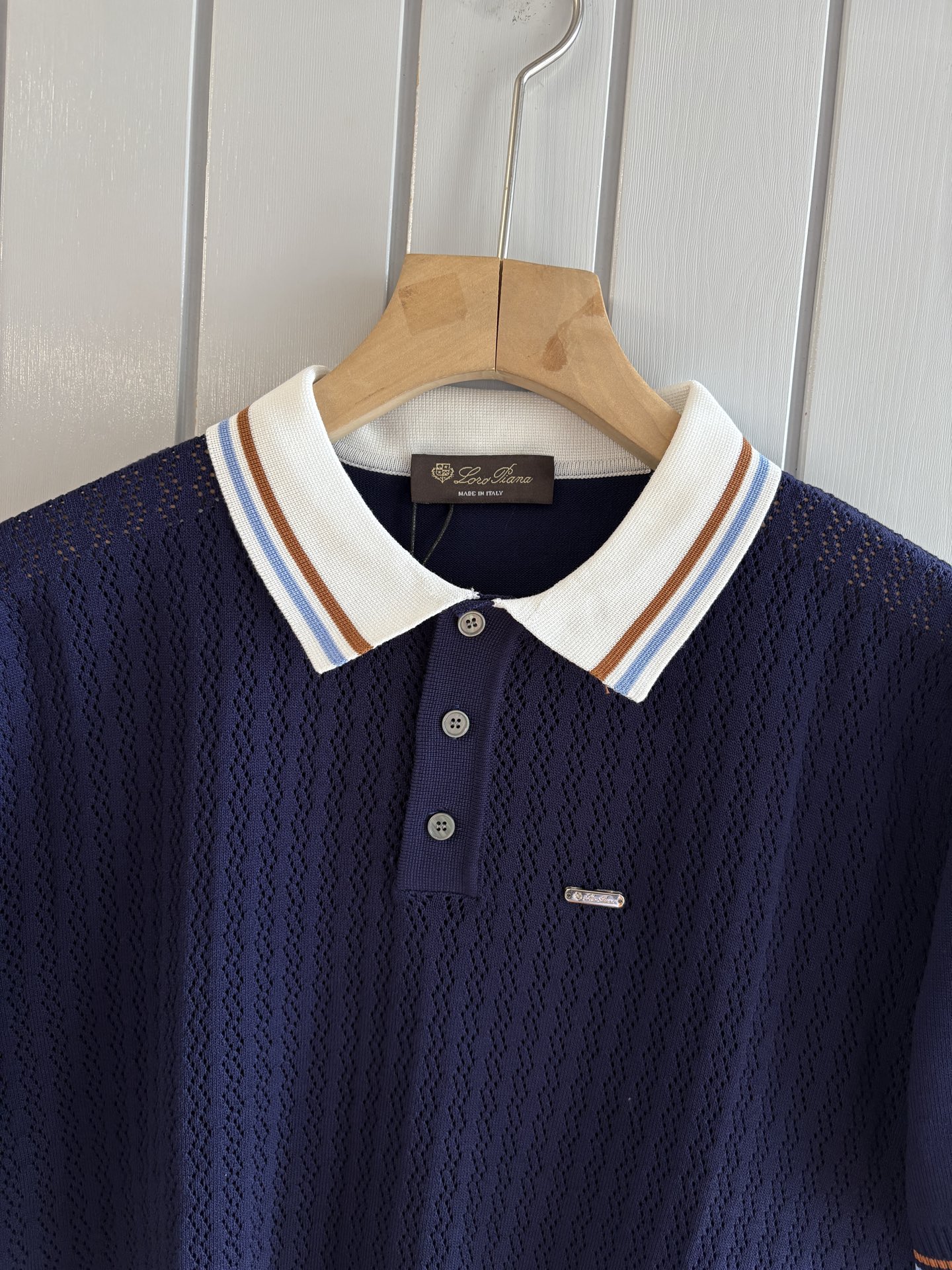 耗时王”菱形提花设计甄选超细优质纱线翻领短袖男士典藏款「耗时王」圆领奢雅工艺，触肤即高阶。• 匠心底蕴：