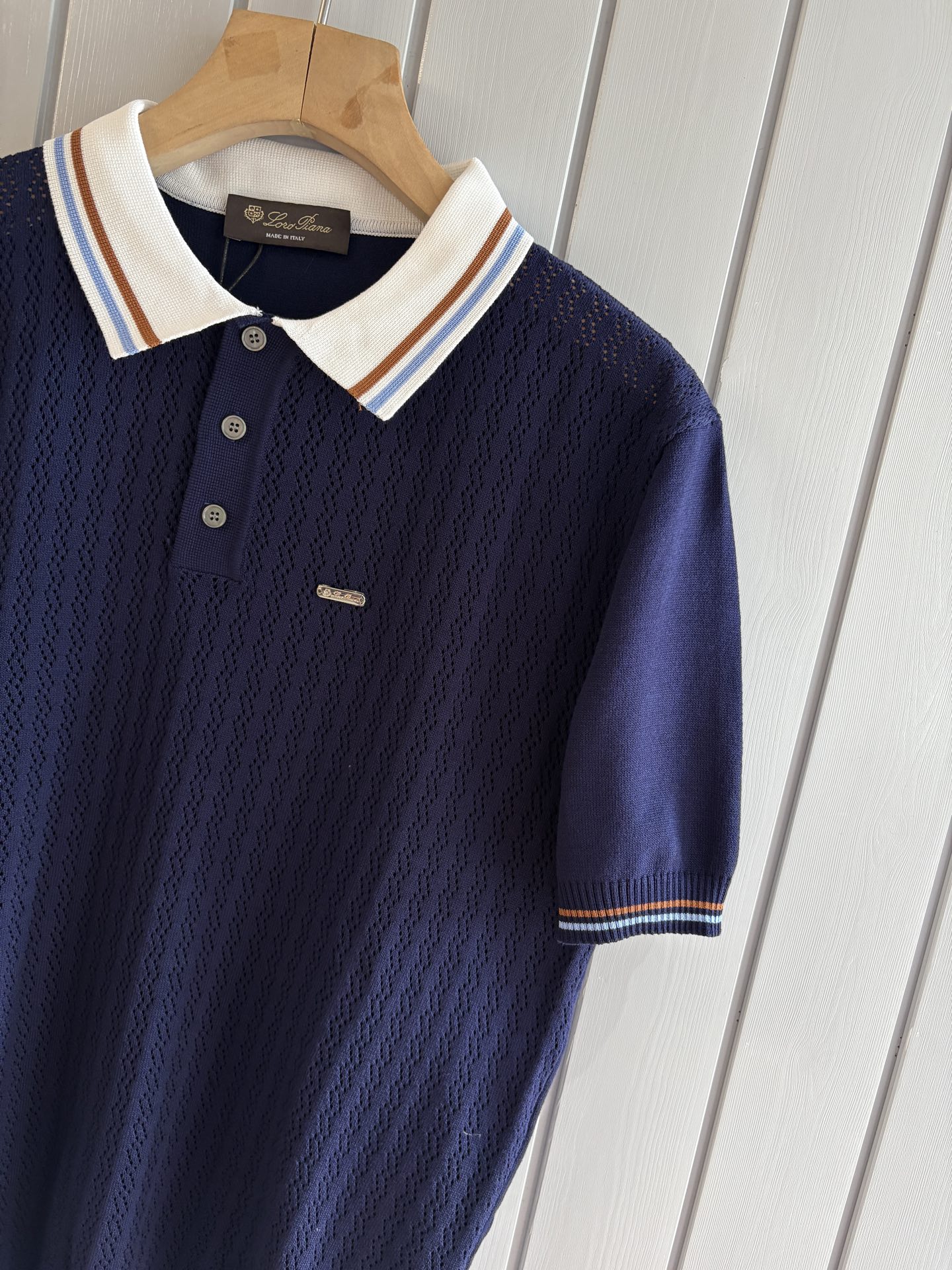 耗时王”菱形提花设计甄选超细优质纱线翻领短袖男士典藏款「耗时王」圆领奢雅工艺，触肤即高阶。• 匠心底蕴：