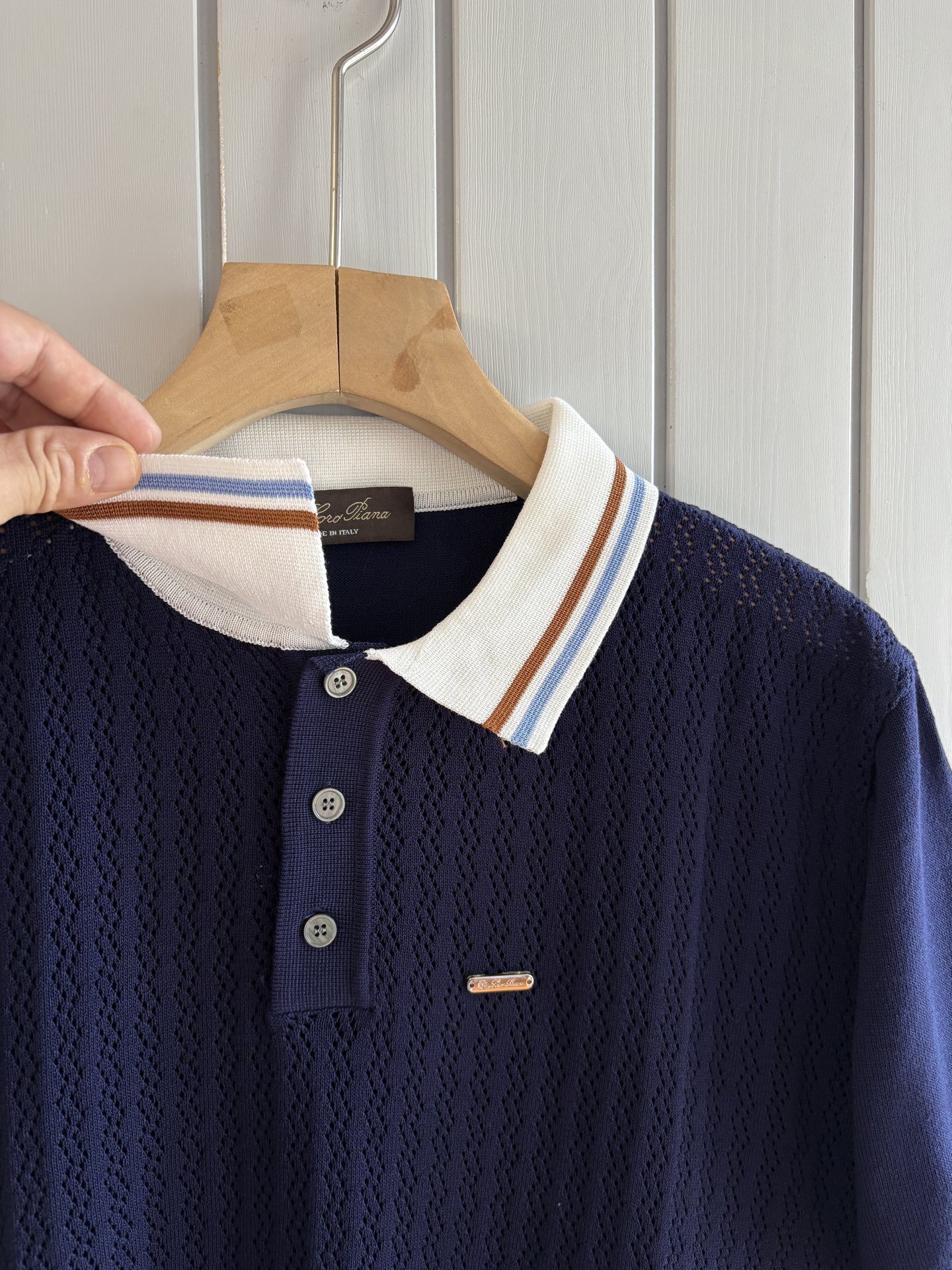 耗时王”菱形提花设计甄选超细优质纱线翻领短袖男士典藏款「耗时王」圆领奢雅工艺，触肤即高阶。• 匠心底蕴：