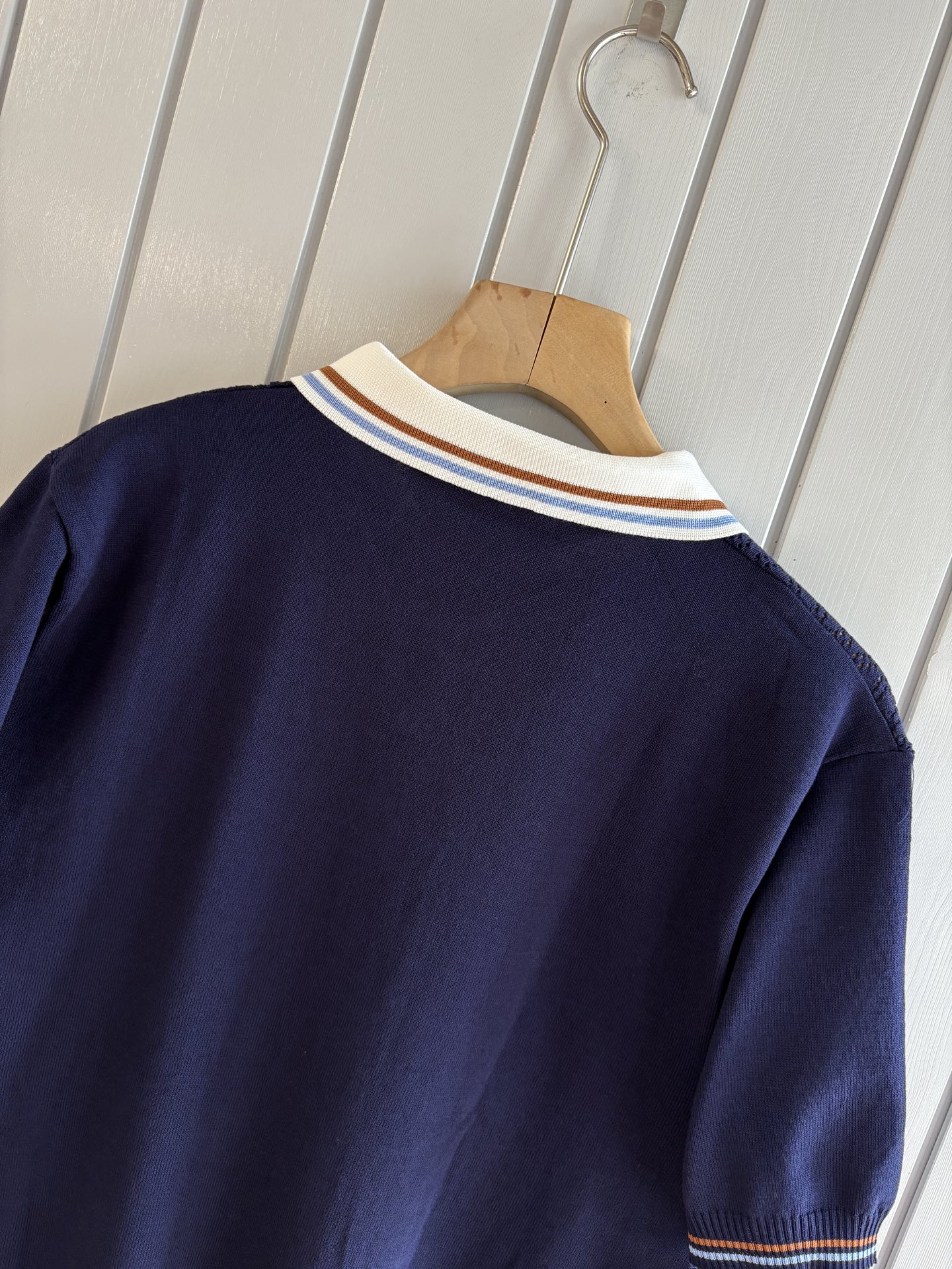 耗时王”菱形提花设计甄选超细优质纱线翻领短袖男士典藏款「耗时王」圆领奢雅工艺，触肤即高阶。• 匠心底蕴：