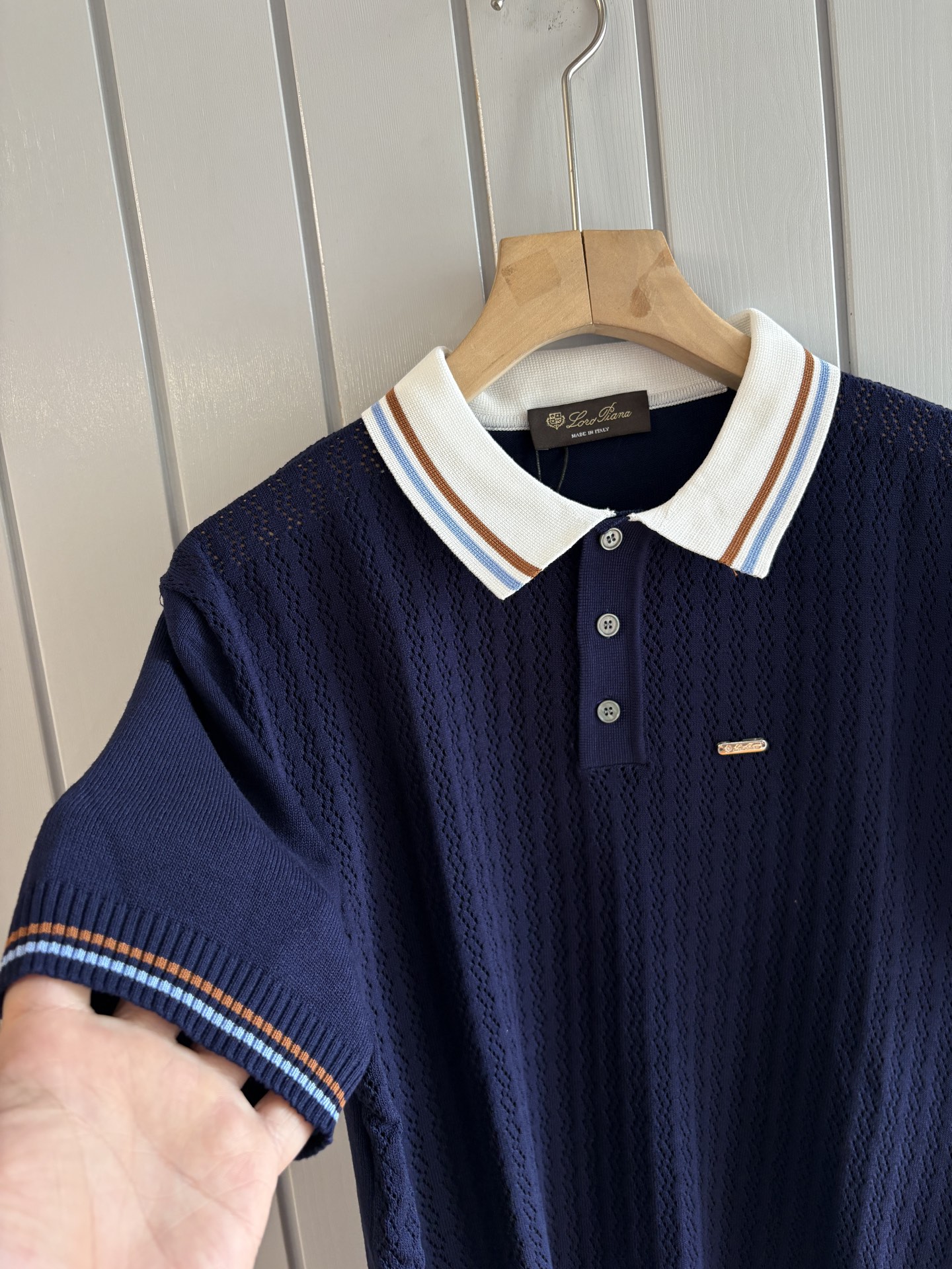 耗时王”菱形提花设计甄选超细优质纱线翻领短袖男士典藏款「耗时王」圆领奢雅工艺，触肤即高阶。• 匠心底蕴：