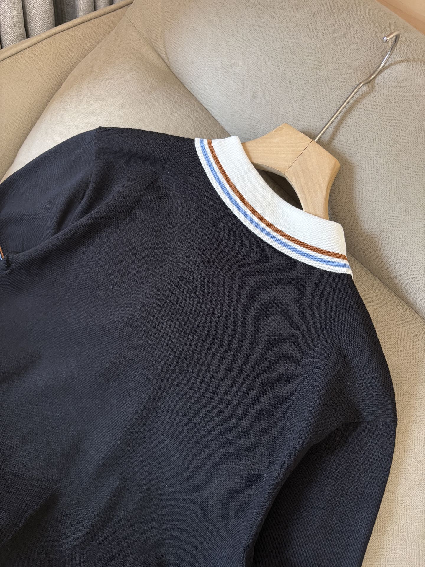 耗时王”菱形提花设计甄选超细优质纱线翻领短袖男士典藏款「耗时王」圆领奢雅工艺，触肤即高阶。• 匠心底蕴：