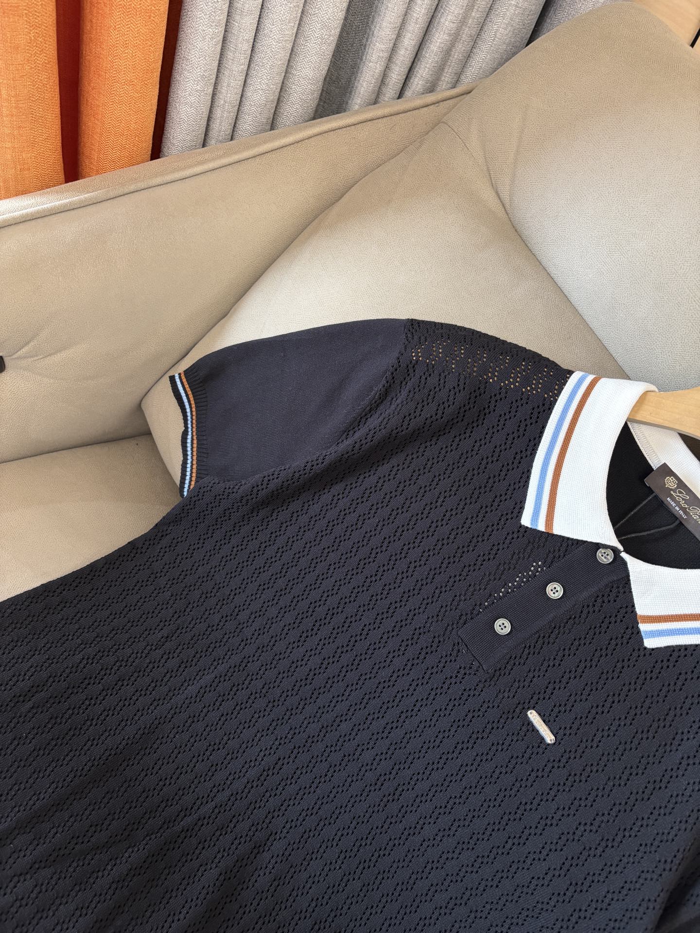 耗时王”菱形提花设计甄选超细优质纱线翻领短袖男士典藏款「耗时王」圆领奢雅工艺，触肤即高阶。• 匠心底蕴：