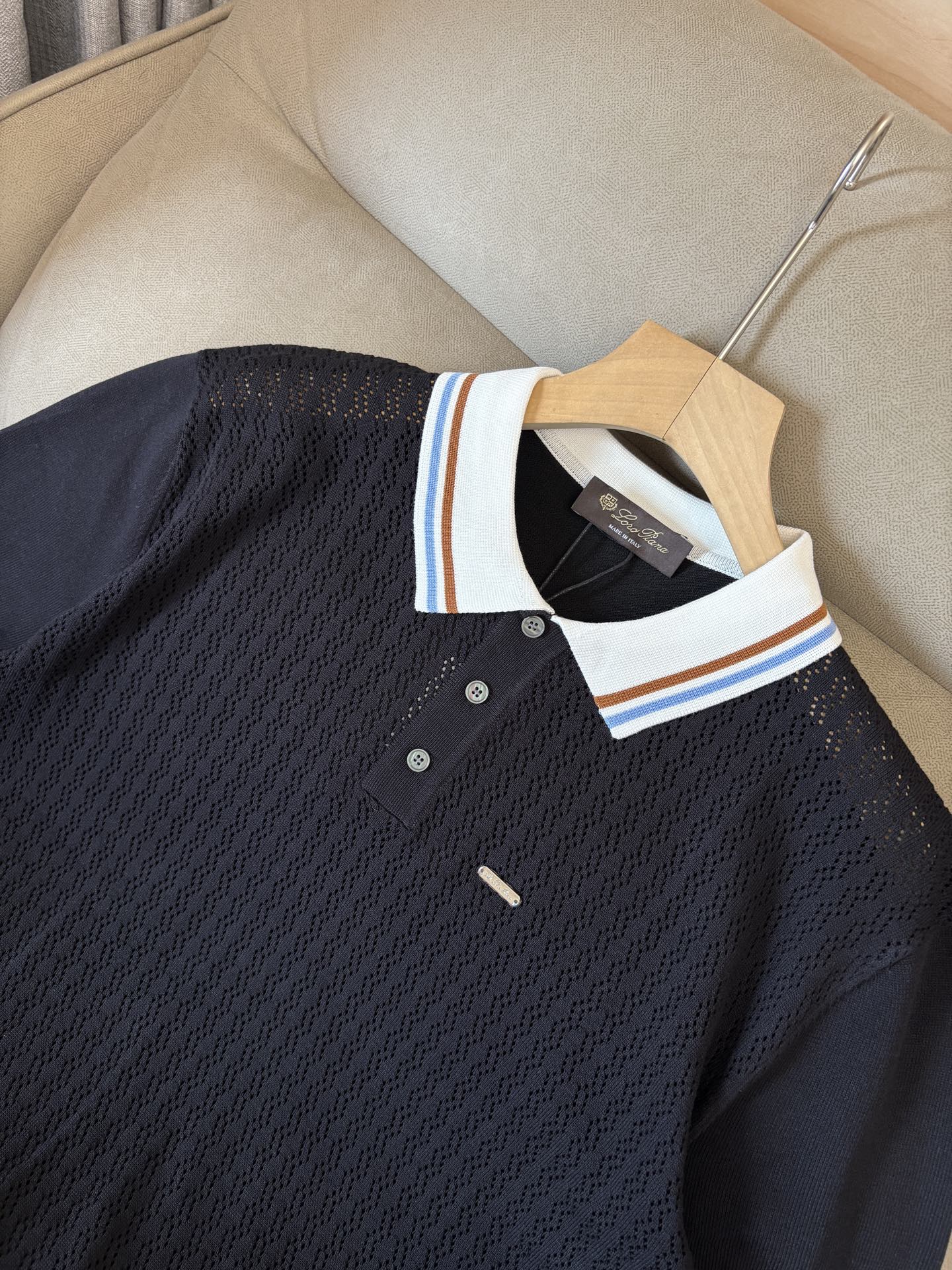 耗时王”菱形提花设计甄选超细优质纱线翻领短袖男士典藏款「耗时王」圆领奢雅工艺，触肤即高阶。• 匠心底蕴：