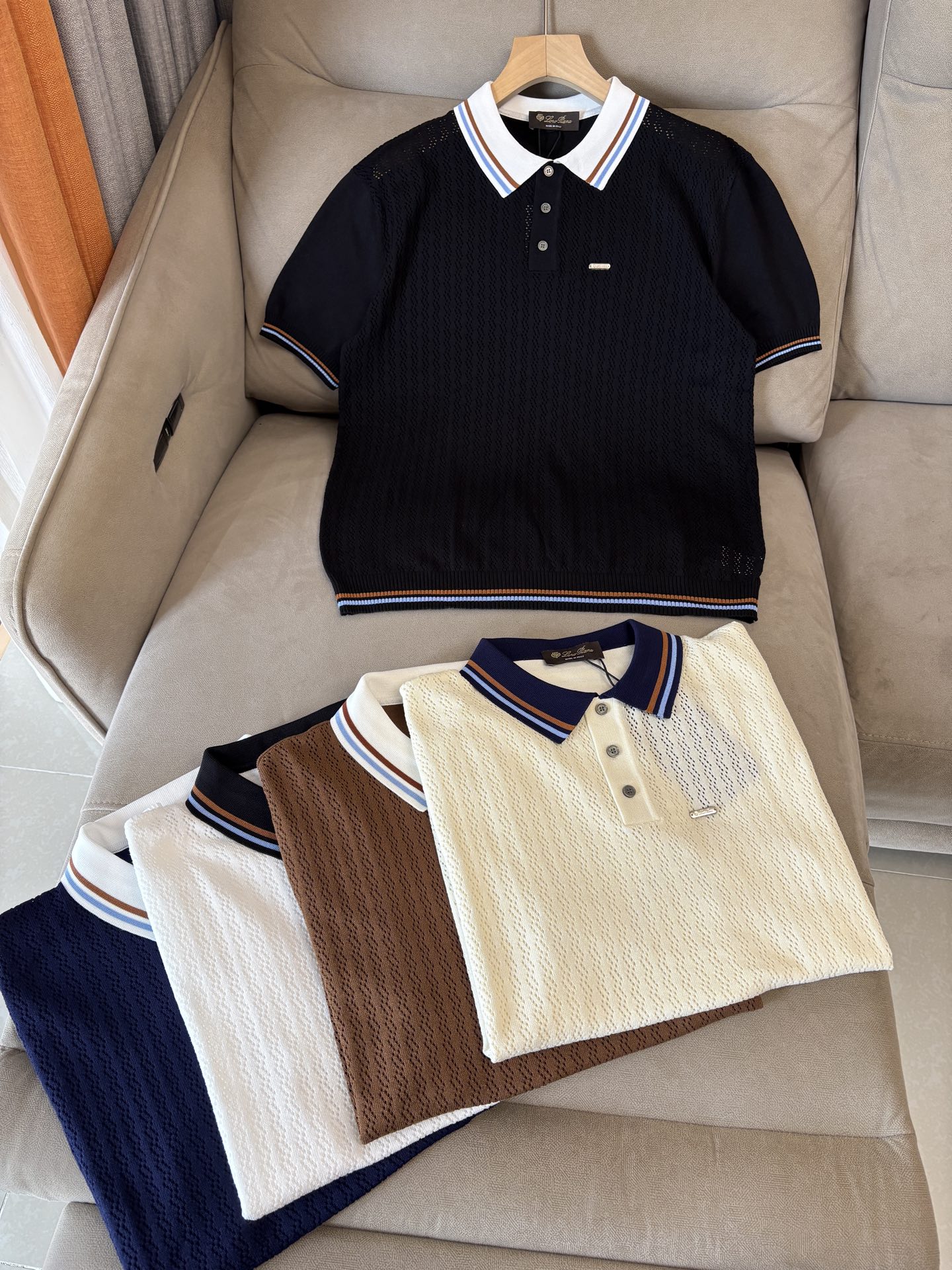 耗时王”菱形提花设计甄选超细优质纱线翻领短袖男士典藏款「耗时王」圆领奢雅工艺，触肤即高阶。• 匠心底蕴：