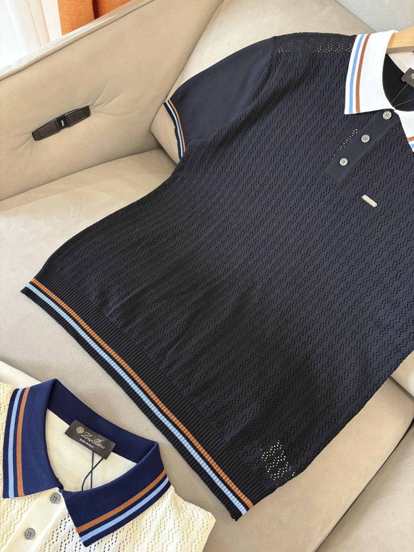 耗时王”菱形提花设计甄选超细优质纱线翻领短袖男士典藏款「耗时王」圆领奢雅工艺，触肤即高阶。• 匠心底蕴：