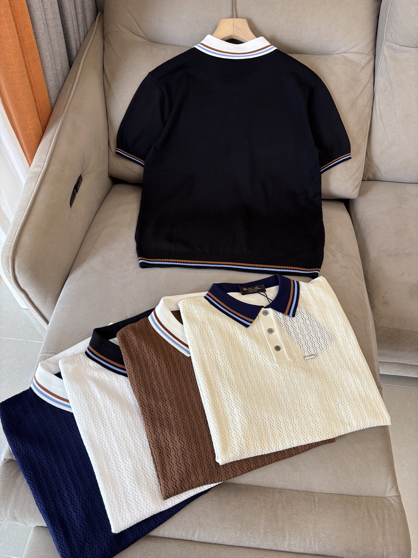 耗时王”菱形提花设计甄选超细优质纱线翻领短袖男士典藏款「耗时王」圆领奢雅工艺，触肤即高阶。• 匠心底蕴：