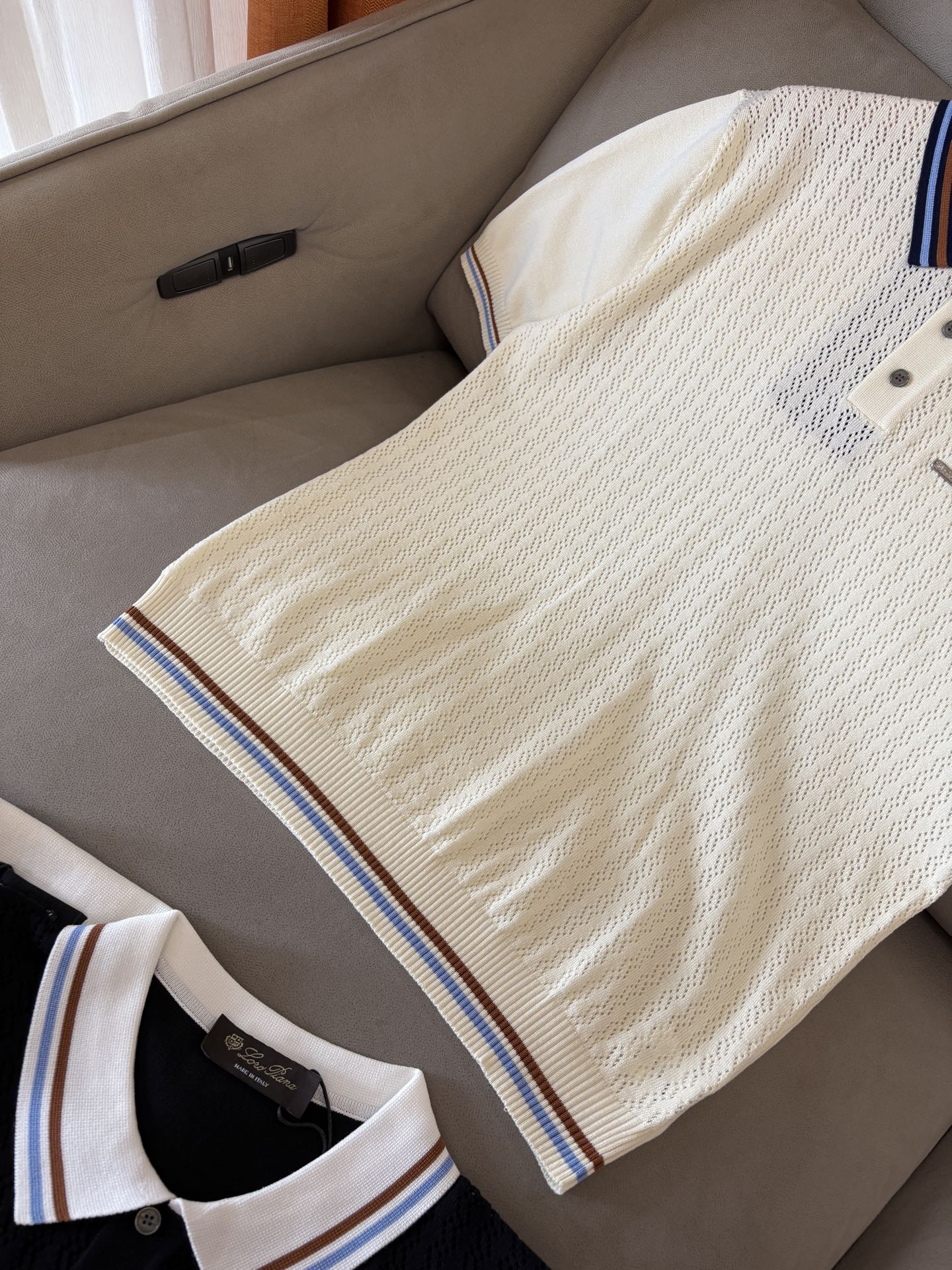 耗时王”菱形提花设计甄选超细优质纱线翻领短袖男士典藏款「耗时王」圆领奢雅工艺，触肤即高阶。• 匠心底蕴：