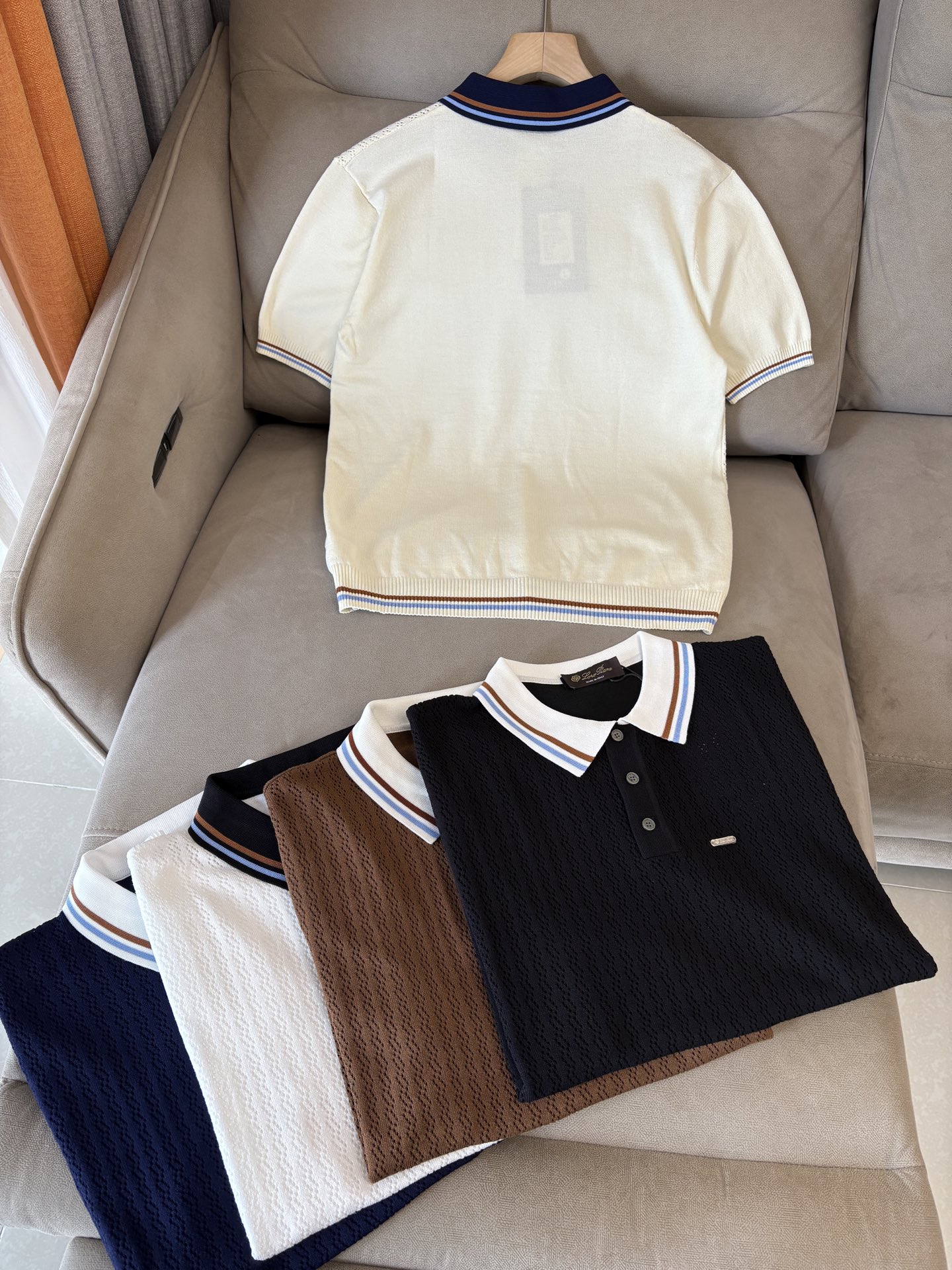 耗时王”菱形提花设计甄选超细优质纱线翻领短袖男士典藏款「耗时王」圆领奢雅工艺，触肤即高阶。• 匠心底蕴：