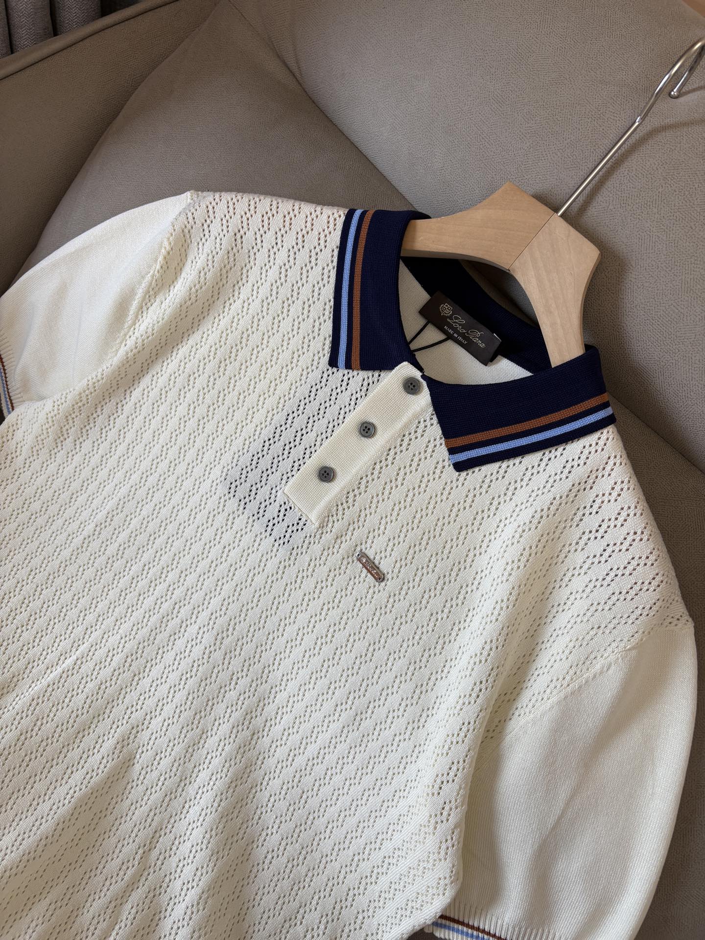 耗时王”菱形提花设计甄选超细优质纱线翻领短袖男士典藏款「耗时王」圆领奢雅工艺，触肤即高阶。• 匠心底蕴：