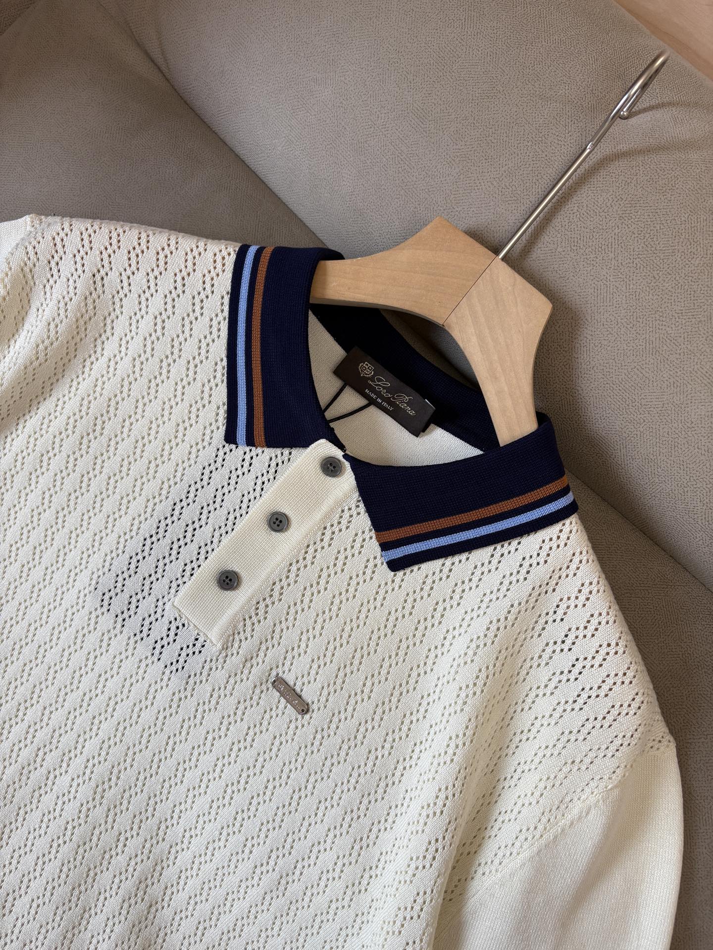 耗时王”菱形提花设计甄选超细优质纱线翻领短袖男士典藏款「耗时王」圆领奢雅工艺，触肤即高阶。• 匠心底蕴：