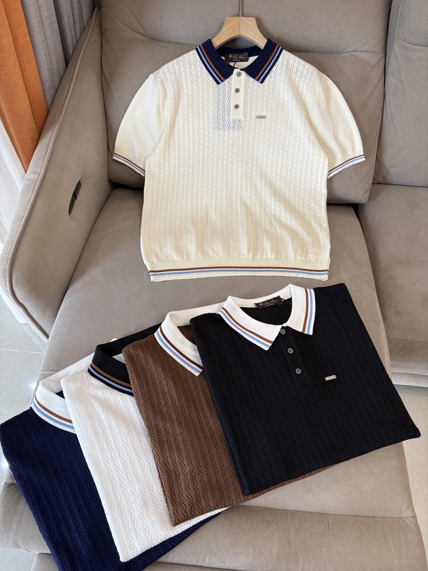 耗时王”菱形提花设计甄选超细优质纱线翻领短袖男士典藏款「耗时王」圆领奢雅工艺，触肤即高阶。• 匠心底蕴：